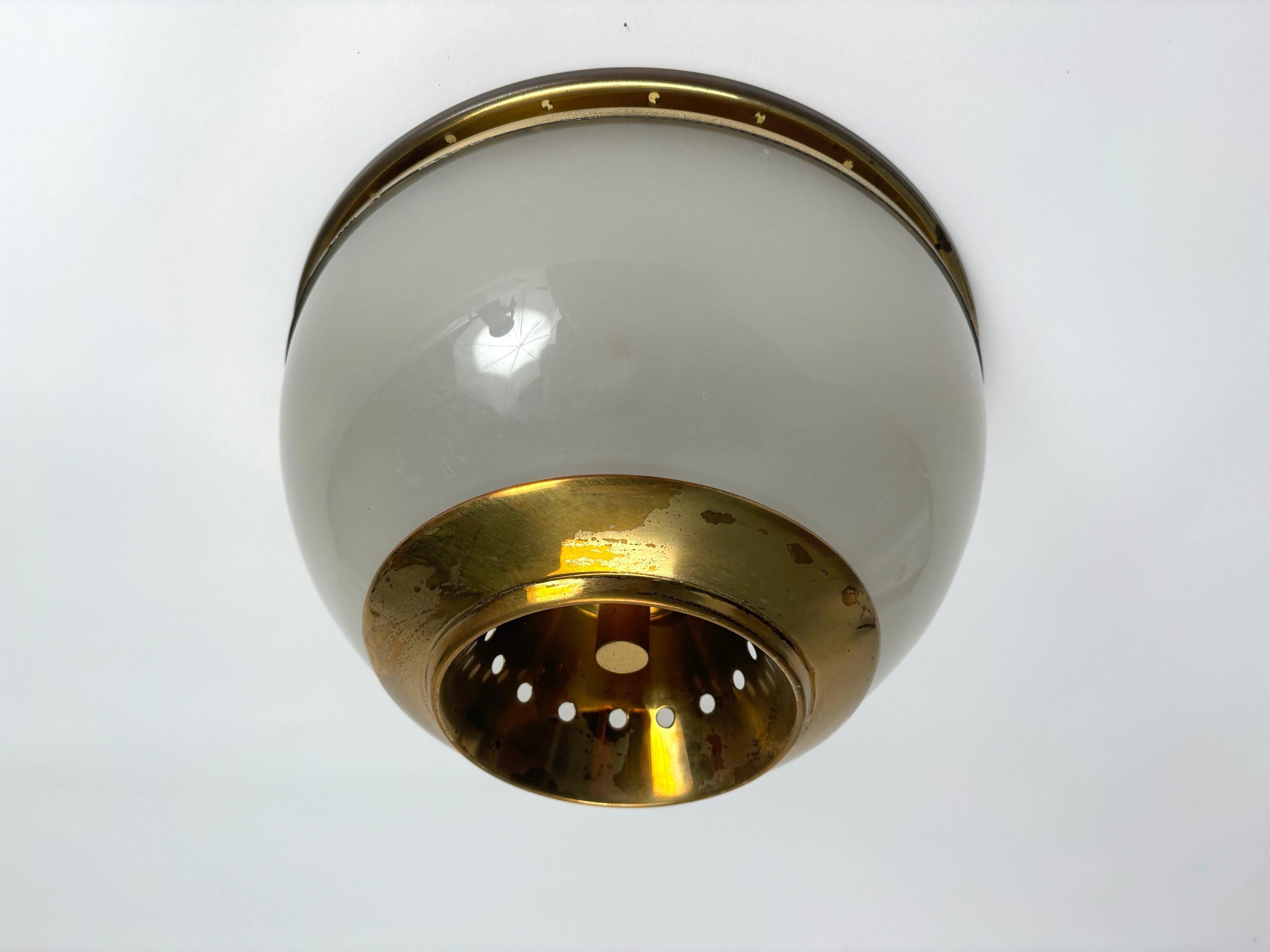 Lámpara de pared/techo de mediados de siglo, modelo Lsp3, de Luigi Caccia Dominioni. Latón, cristal satinado. Fabricado por Azucena en la década de 1950.

Pídenos presupuesto de envío.