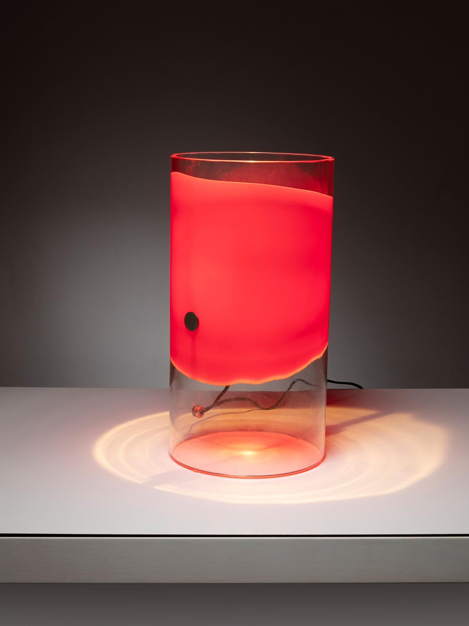 Tischleuchte Modell LT 212 von Carlo Nason für AV Mazzega.
Großer roter Glasgürtel auf zylindrischem Körper aus klarem Kristall.
Literatur ist auf Anfrage erhältlich.