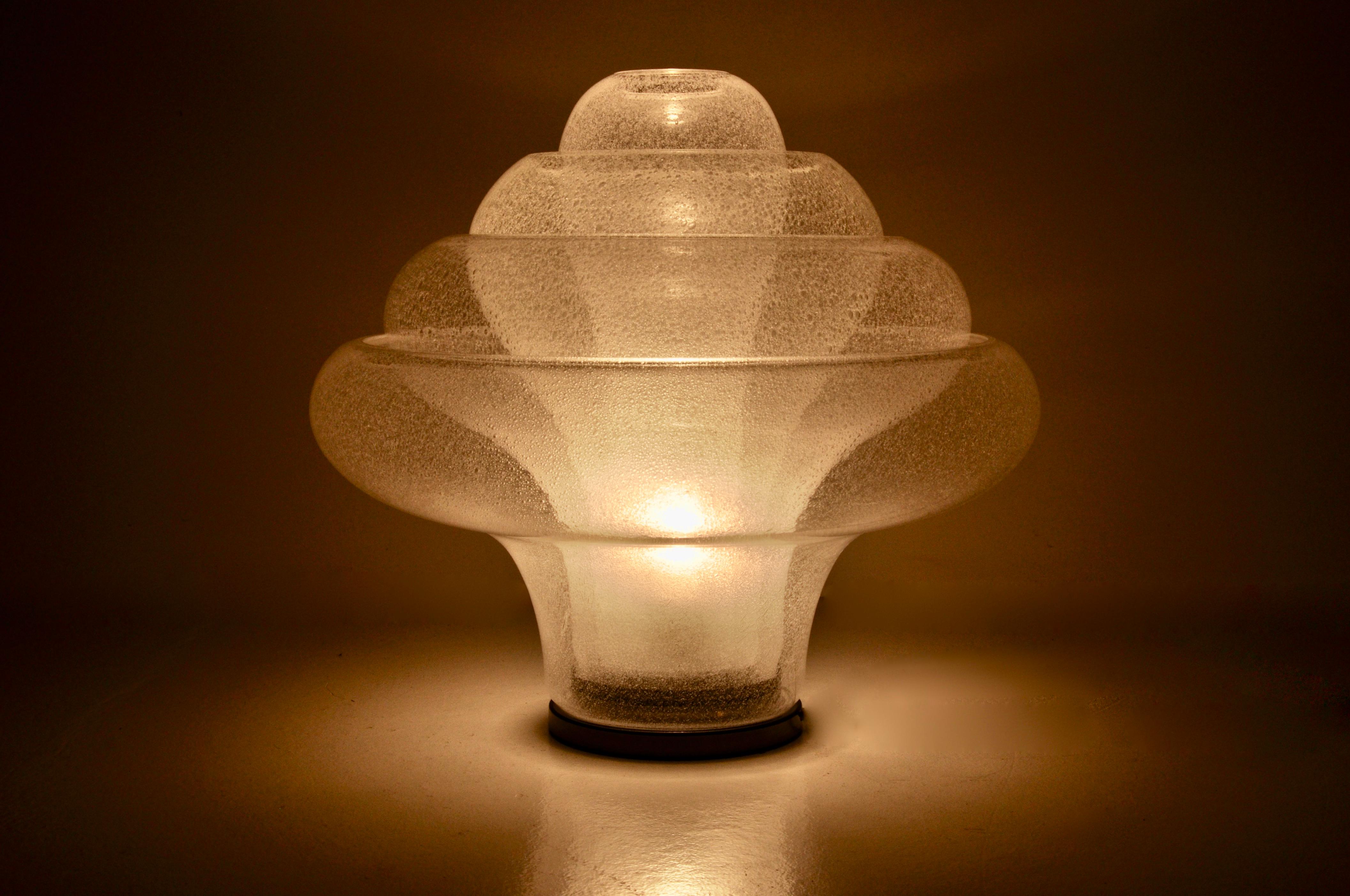 Lampe en verre soufflé de Murano par Carlo Nason pour Mazzega. Modèle LT 3OO. Chaque partie en verre peut être tournée. Usure due au temps et à l'âge de la lampe.