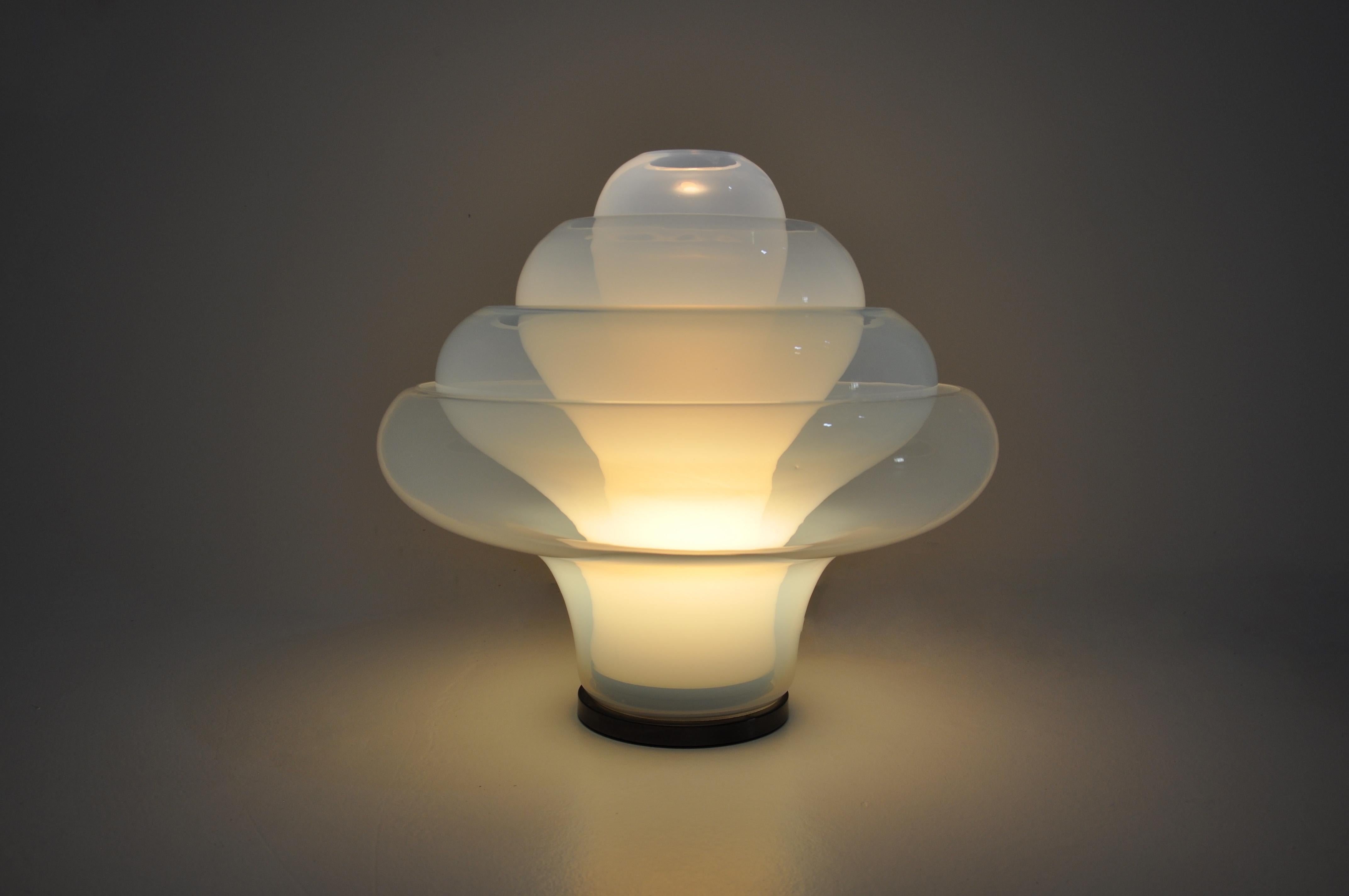 Murano glass lamp in the shape of a lotus. Metal base. Model: LT305 by Carlo Nason. Wear due to age and time
For shipping, request us for receive the best price.