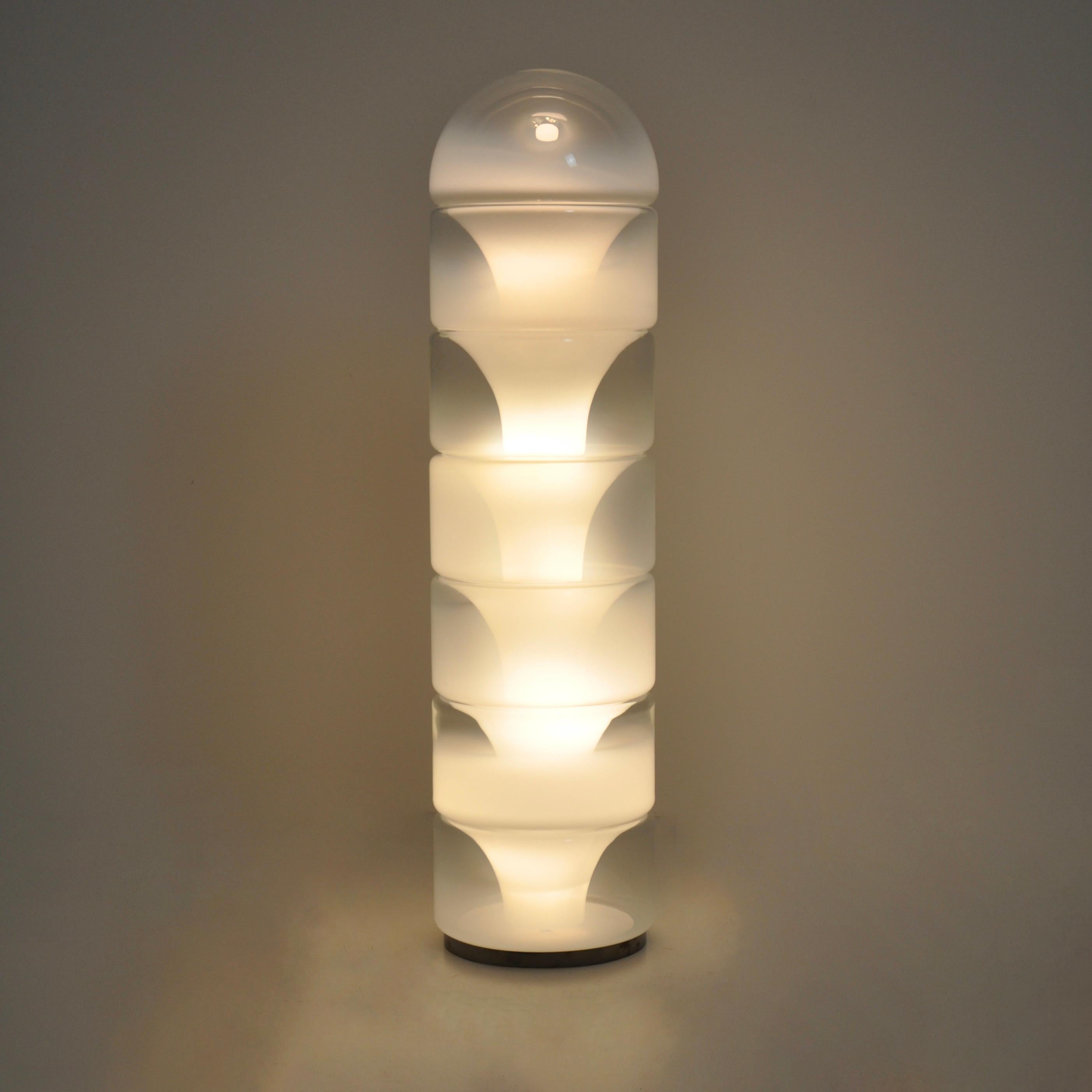 Floor lamp in glass. composed of 7 elements superimposed. Model: Sfumato LT316 by Carlon Nason. This floor lamp is complete.  A small breach which is on the inner edge of the lamp. Wear due to time and age. 
For shipping, request us for receive the