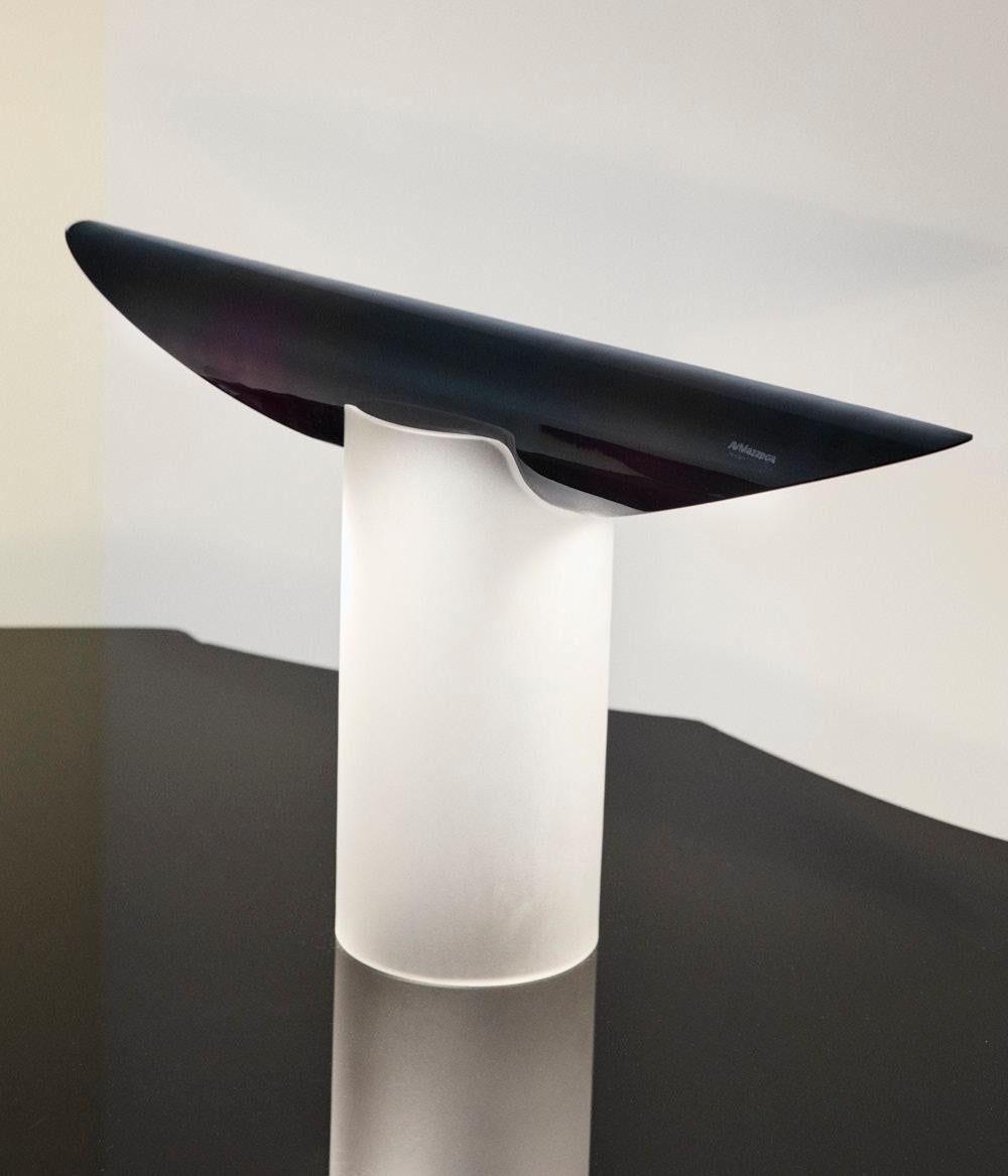 Élégante lampe de table en verre de Murano mod. LT 938 avec base en verre satiné et abat-jour en verre noir poli. Conception par Carlo Nason pour A.V. Mazzega, vers 1970 
