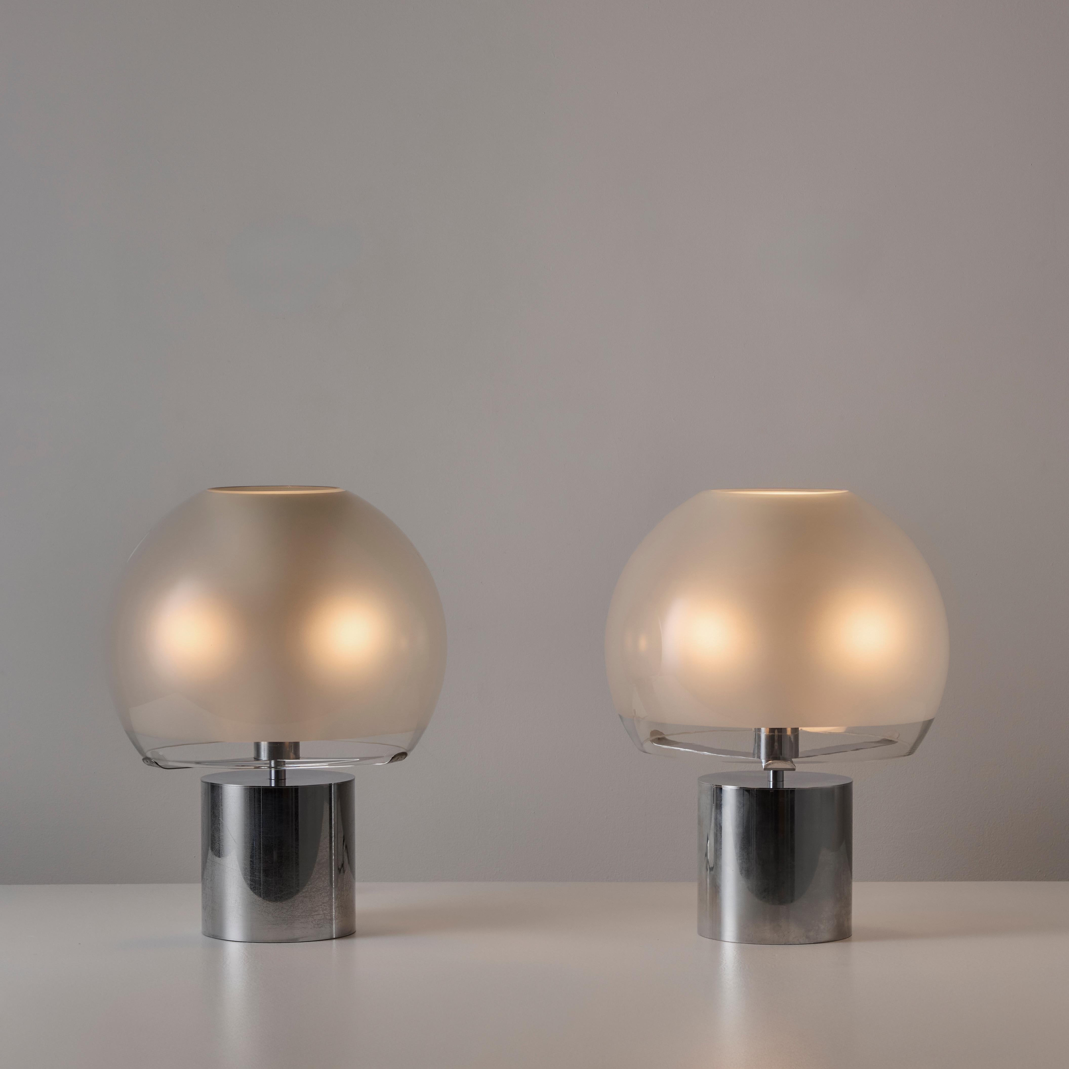 LTA6 Lampe de table de Luigi Caccia Dominioni pour Azucena Conçue et fabriquée en Italie, en 1966. Modèle précoce LTA6 avec une patine très travaillée de l'acier noirci. La grande lampe se compose d'un diffuseur massif en verre soufflé et gravé,