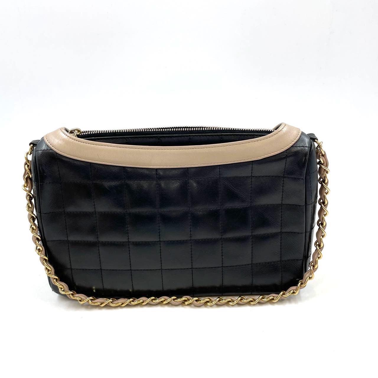Ltd Ed Mademoiselle Chanel Cazadora Bandolera de piel
 Estas son fotos profesionales de la bolsa real ofrecida por Luxbags.
 ¡Este raro bolso Chanel 2002 de edición limitada imita la clásica e icónica chaqueta Chanel! La piel está cosida en pequeños