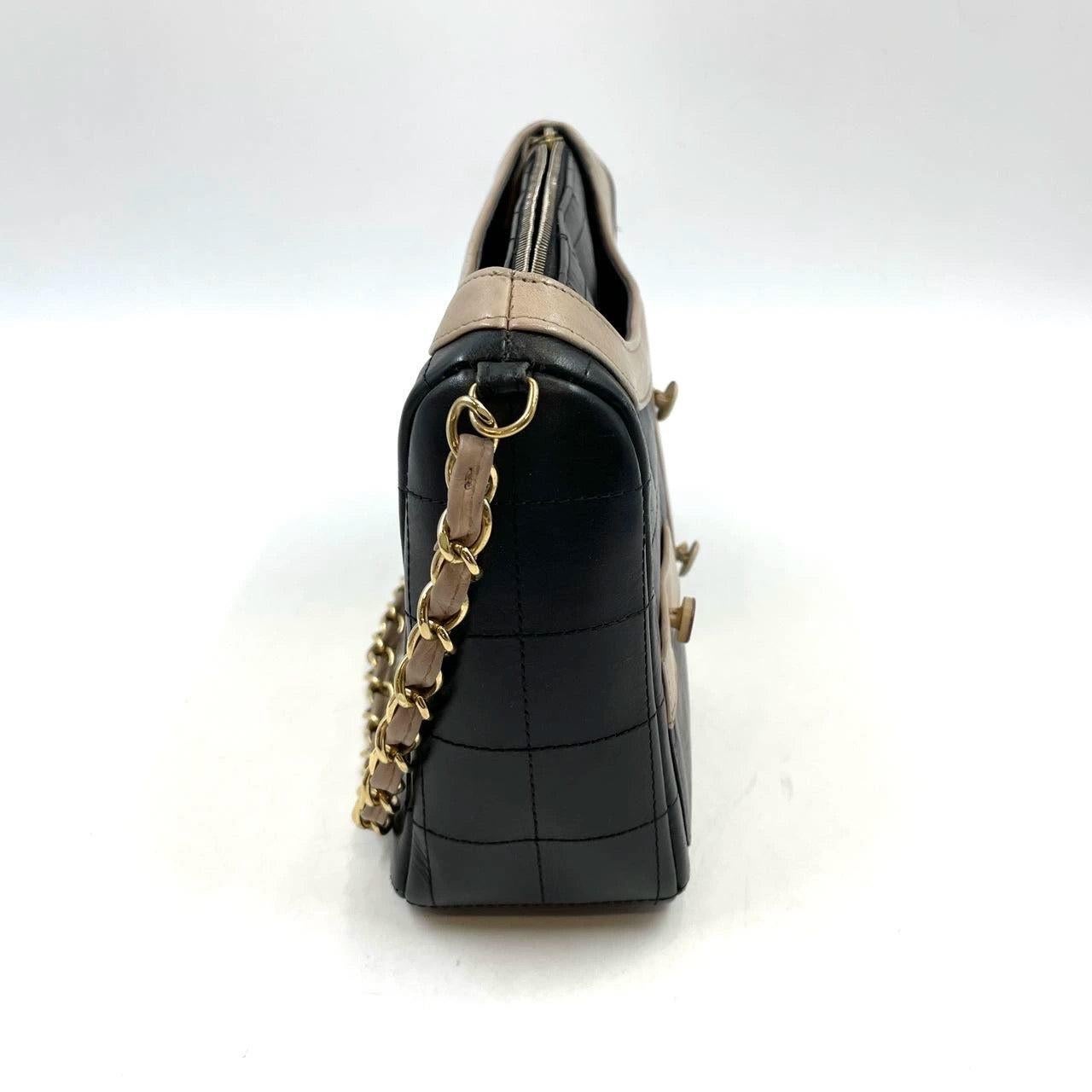 Ltd Ed Mademoiselle Chanel Cazadora Bandolera de piel en Bueno Estado en AUBERVILLIERS, FR