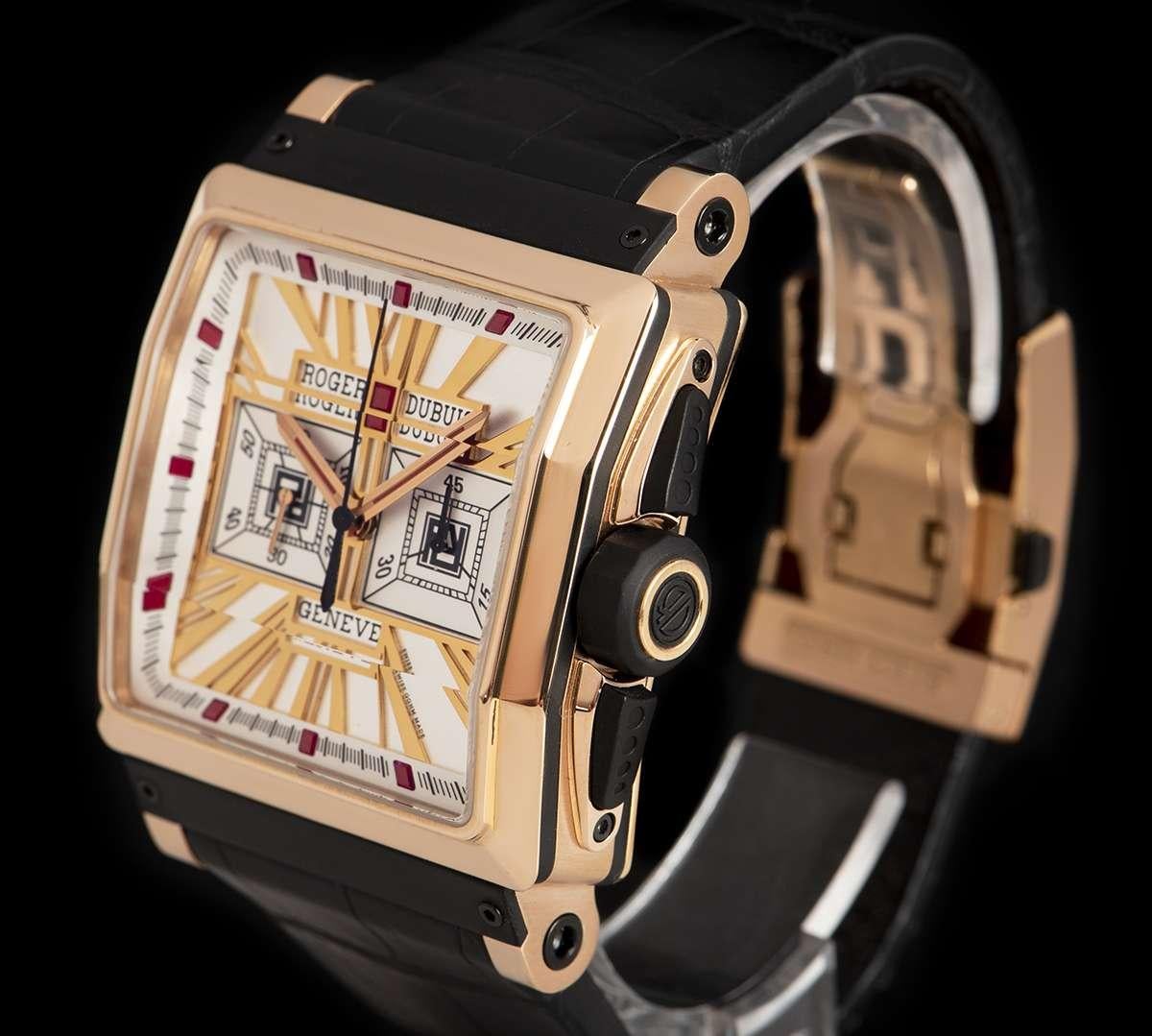 Eine 18k Rose Gold Limited Edition King Square Herrenarmbanduhr RDDBKS0031  silbernes Zifferblatt mit applizierten Stundenmarkierungen und applizierten römischen Ziffern  II, V, VI, VII und XII, 45-Minuten-Rekorder bei 3 Uhr, kleine Sekunde bei 9
