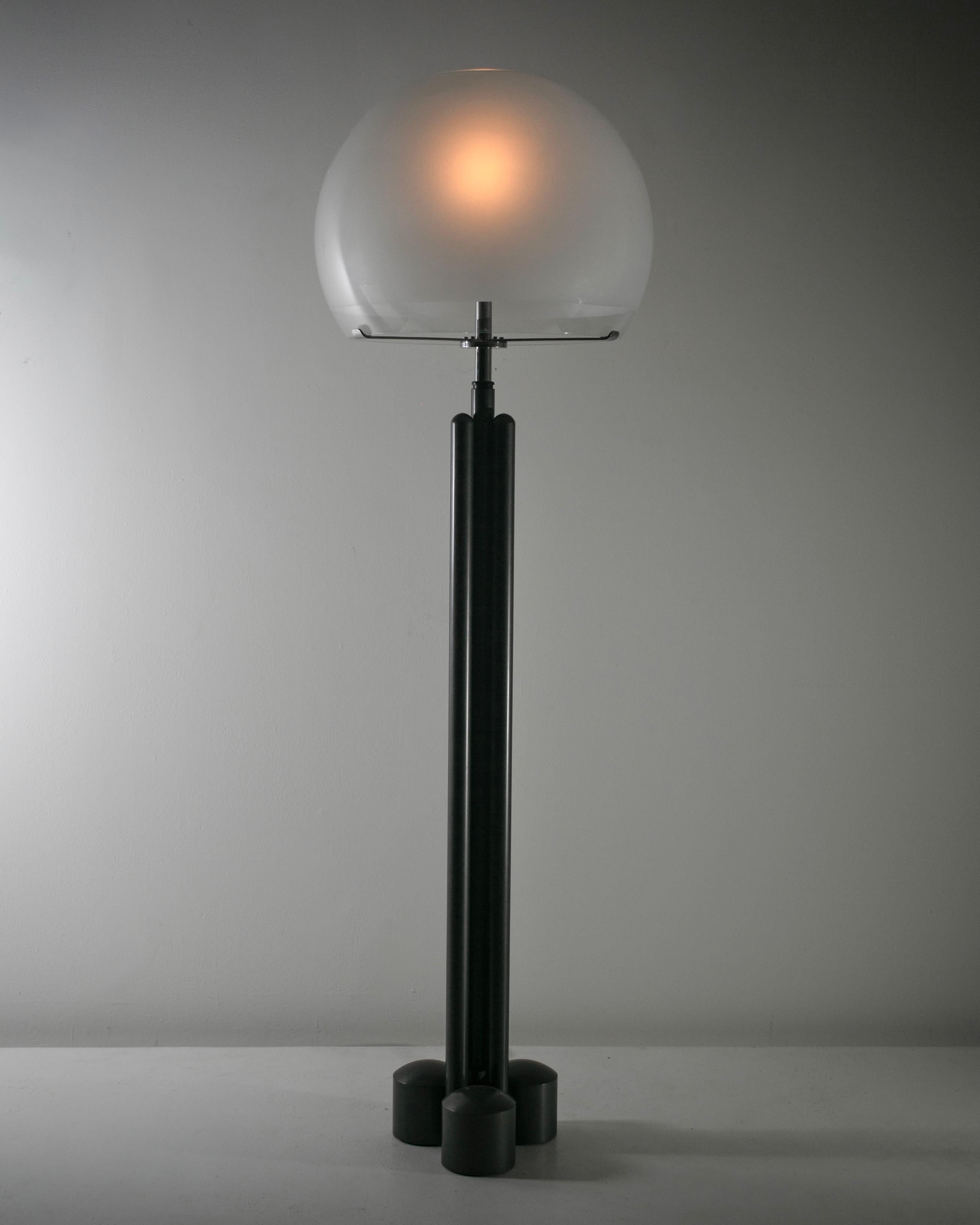 LTE13 Lampadaire de Luigi Caccia Dominioni pour Azucena Conçu et fabriqué en Italie, en 1966. Ce grand lampadaire se compose d'un diffuseur massif en verre soufflé et gravé, doté d'un petit panneau d'observation transparent qui court sur le bord