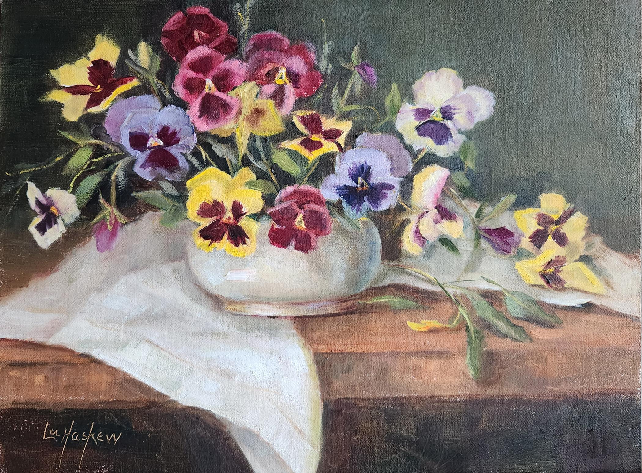 Still-Life Painting di Lu Haskew - Il preferito di tutti - Natura morta multicolore di vivaci viole del pensiero