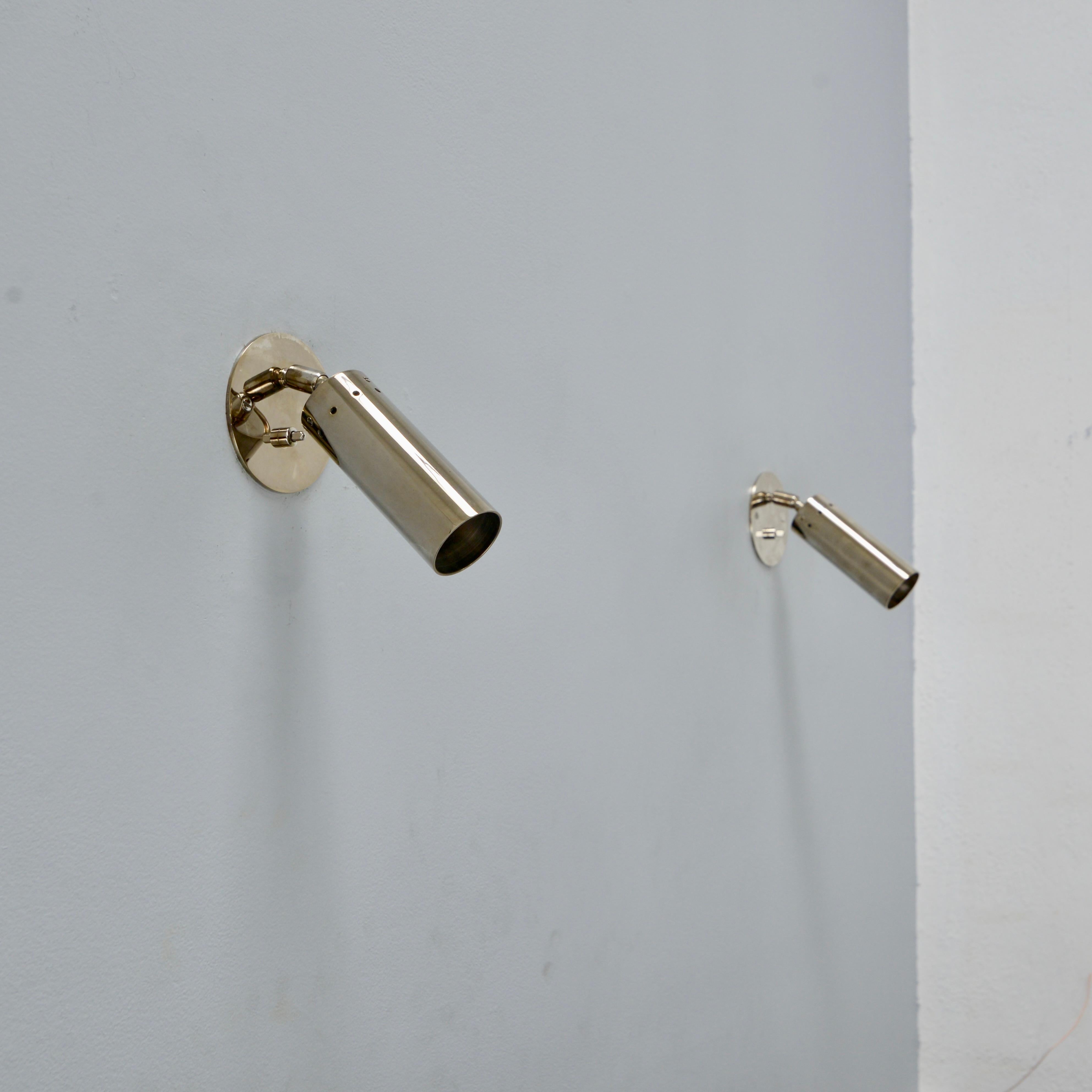 El elegante aplique LU Mono Spot S (interruptor) es un aplique de pared plateado envejecido inspirado en el diseño italiano de mediados de siglo. Creado como un aplique totalmente direccional en un acabado plateado envejecido con detalles de