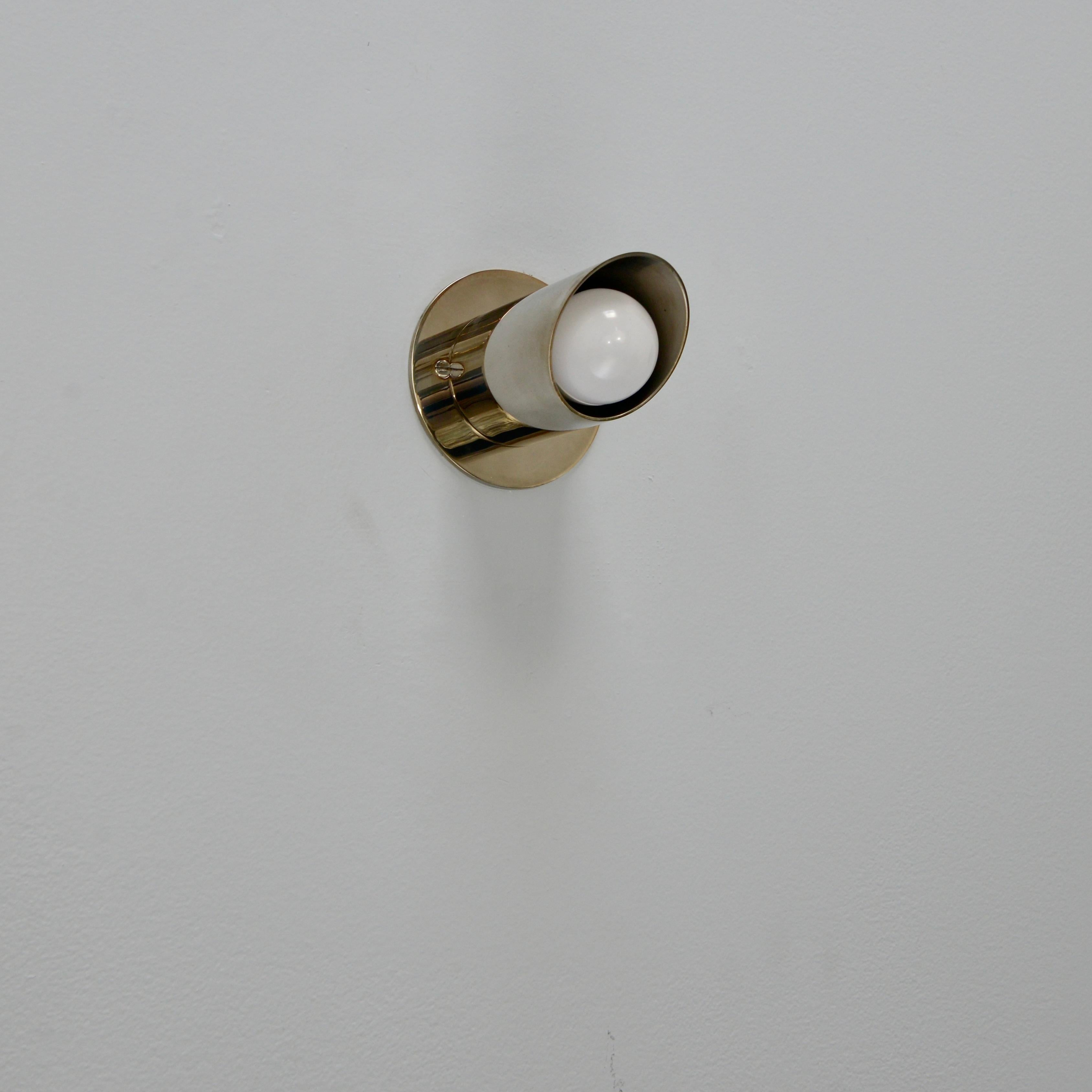 L'applique LU Tailpipe è una classica applique in ottone con finitura argento invecchiato di Lumfardo Luminiares. Ispirata al design italiano del 1950, questa applique è ideale per gli specchietti o per illuminare una parete artistica. Può essere
