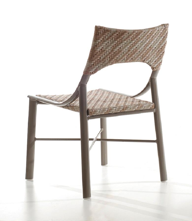 For this project of easychair made of aluminum and nautical ropes or synthetic fibers, the designers sought to give an identity for the piece with its structure, sometimes straight or curved, and a particular robustness by the use of an elliptical
