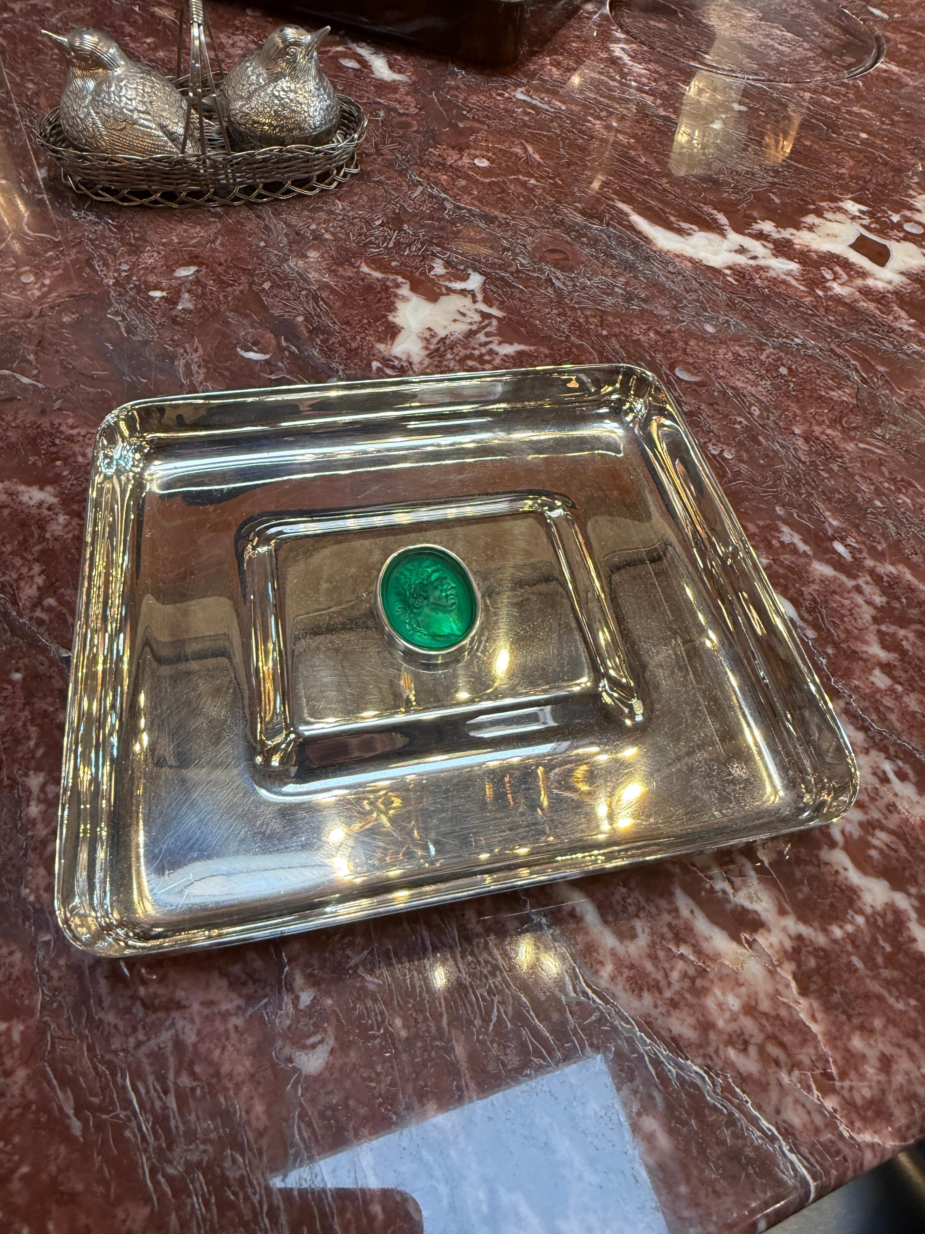 Vassoio placcato in argento di Luana Francisci, caratterizzato da una finitura lucida e da una sorprendente gemma verde al centro.
