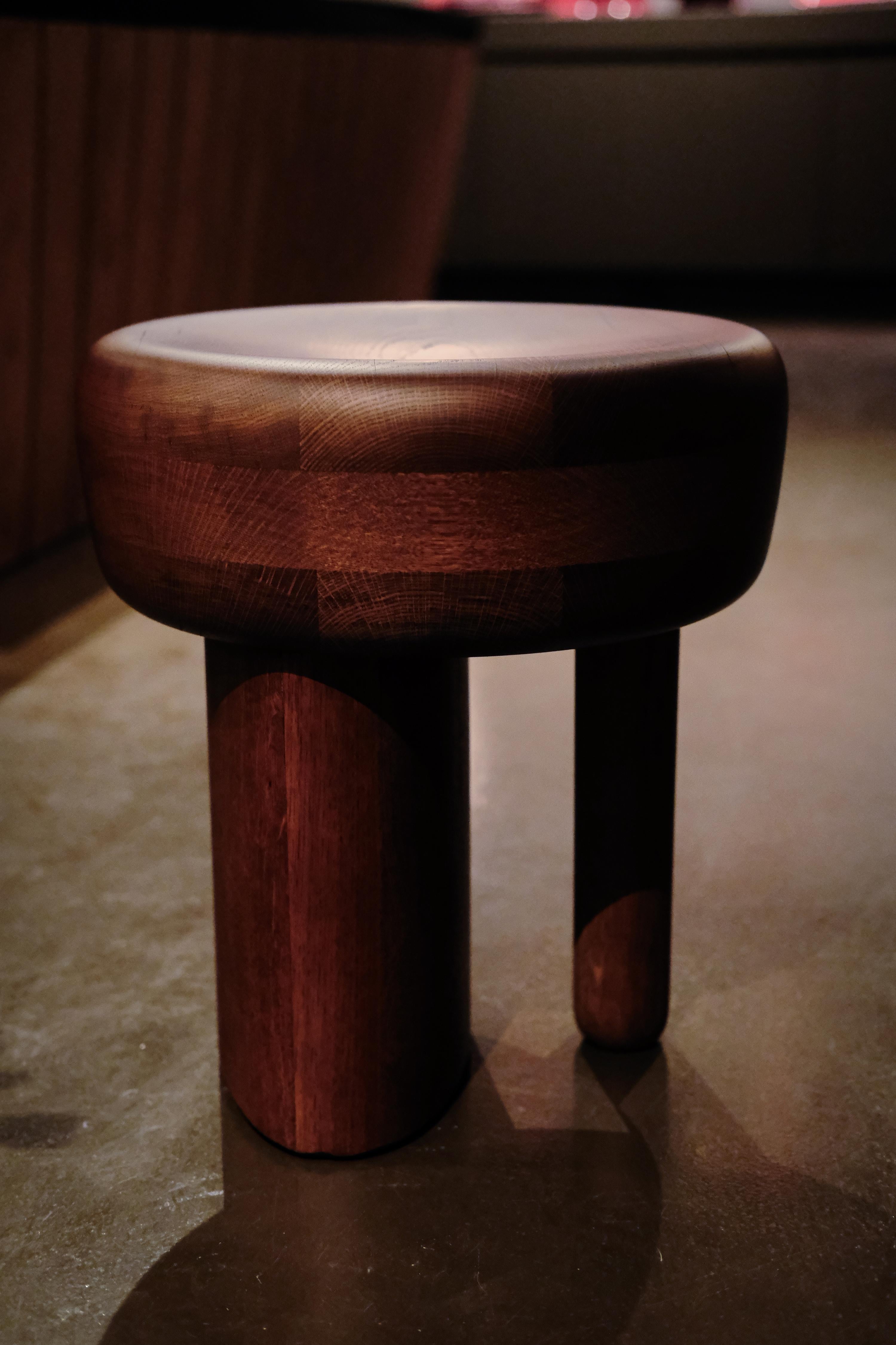 Luanda-Hocker - Größe S, Handwerkskunst aus Massivholz mit kühnem, skulpturalem Design (Moderne) im Angebot
