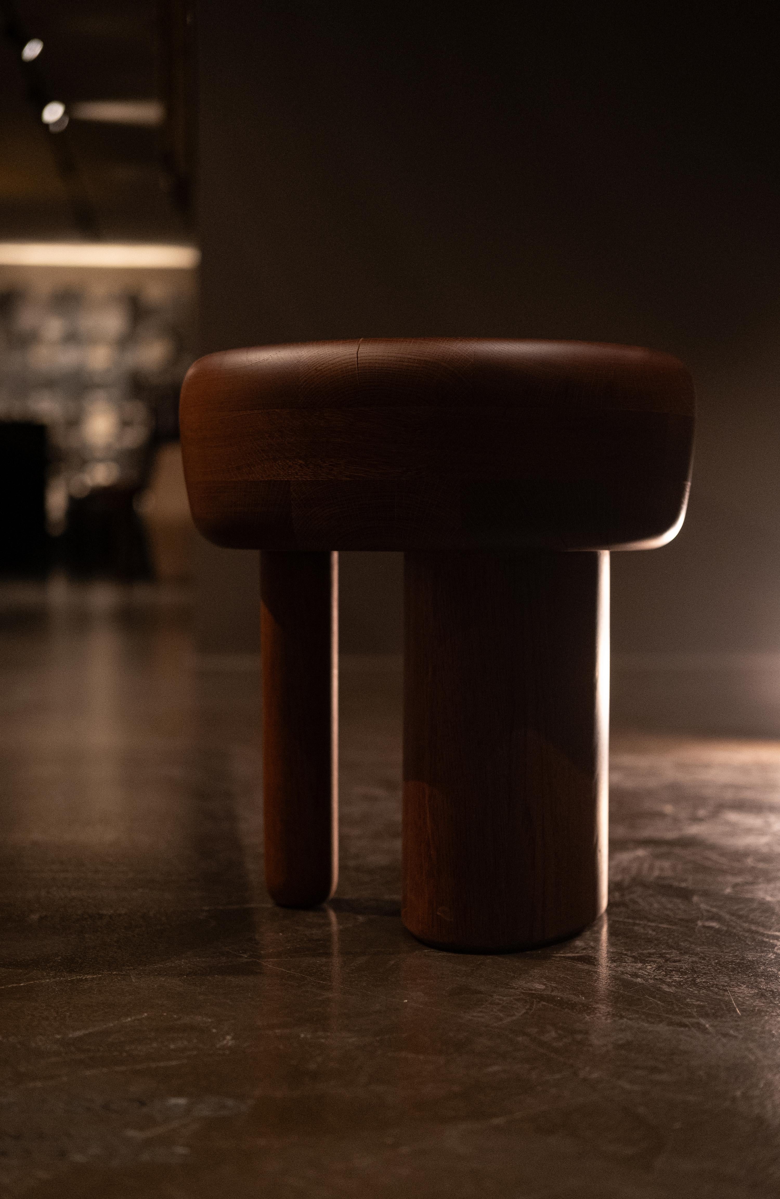 Luanda-Hocker - Größe S, Handwerkskunst aus Massivholz mit kühnem, skulpturalem Design (Türkisch) im Angebot