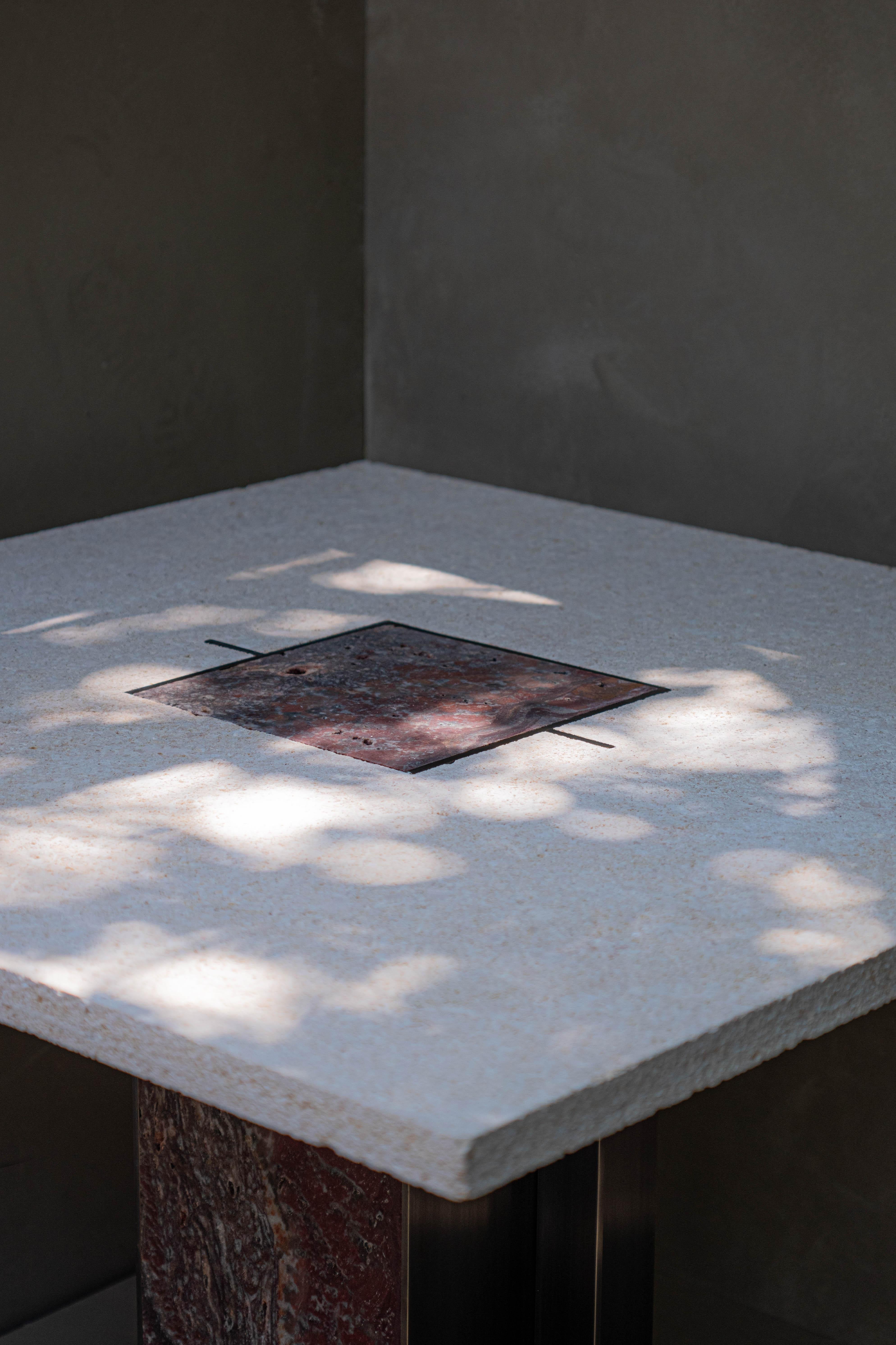 39,4 B x 39,4 T x 28,3 H in
DERZEIT AUF LAGER

Luar Table liefert eine visuelle Interpretation des Sonnenaufgangs, eines der heiligsten Rituale der Natur. Präzise Farben und saubere Formen rufen ein vergessenes Symbol hervor. Gleichzeitig sorgt ein