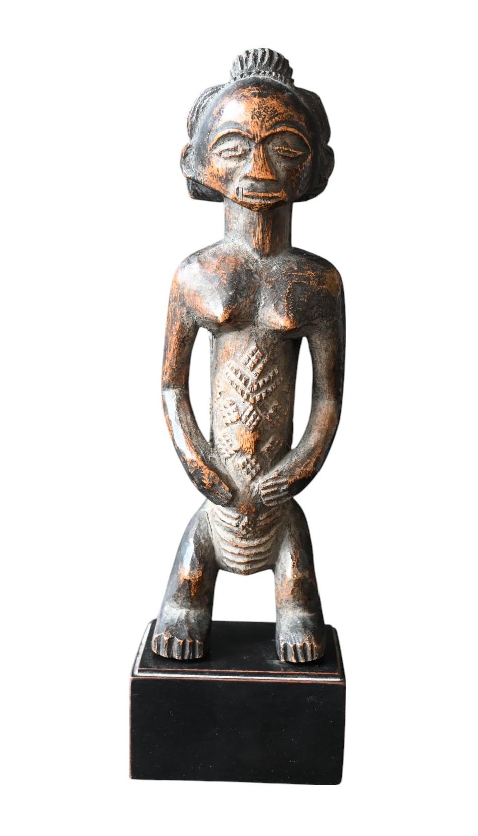 Figura femminile Luba (stile Kalundwe), Repubblica Democratica del Congo, inizio XX secolo

Altezza: 29 cm (11.4 in)
Materiale: Wood, con una ricca patina d'epoca
Provenienza: Ex-collezione Alain Guisson, Belgio

Un'elegante figura femminile