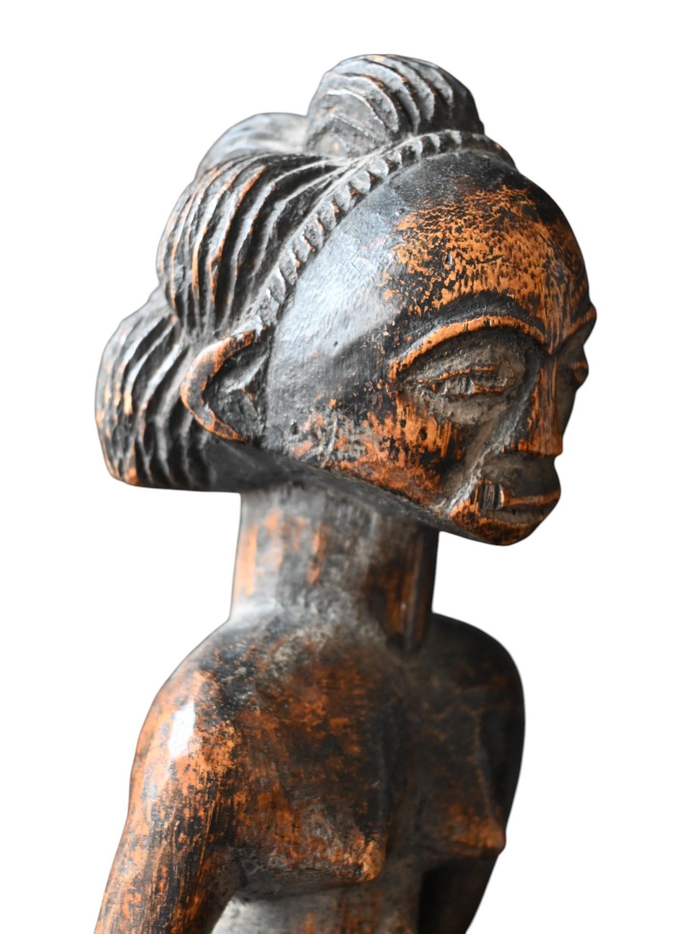 Intagliato a mano Figura femminile Luba (stile Kalundwe), Repubblica Democratica del Congo, inizio del XX secolo. in vendita