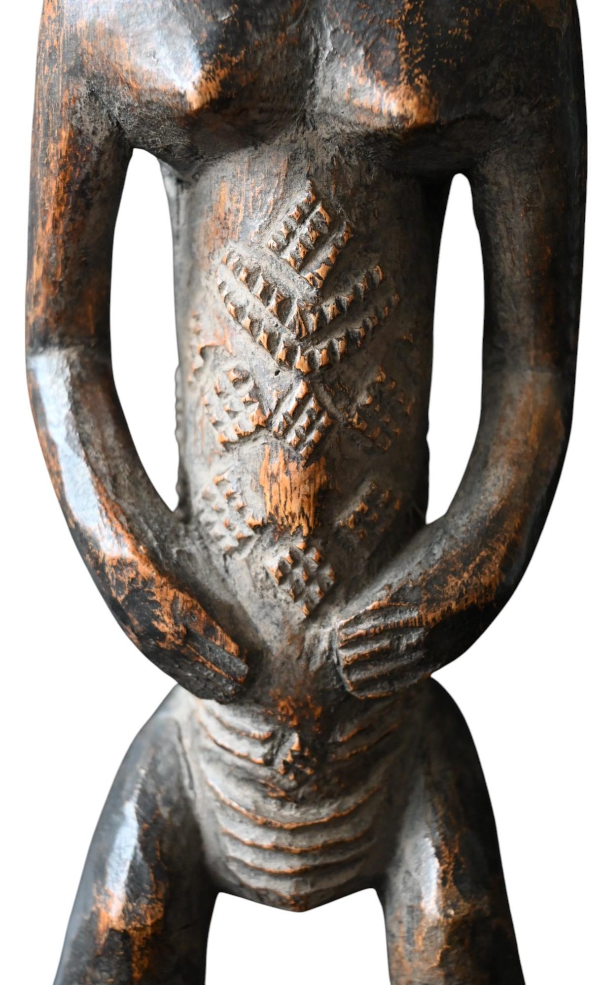 Figura femminile Luba (stile Kalundwe), Repubblica Democratica del Congo, inizio del XX secolo. In condizioni buone in vendita a Bilzen, BE