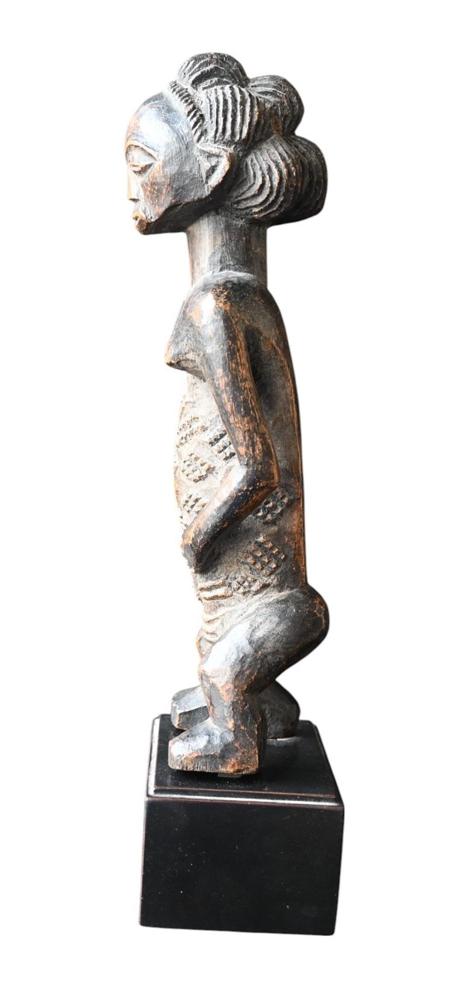 Figura femminile Luba (stile Kalundwe), Repubblica Democratica del Congo, inizio del XX secolo. in vendita 2