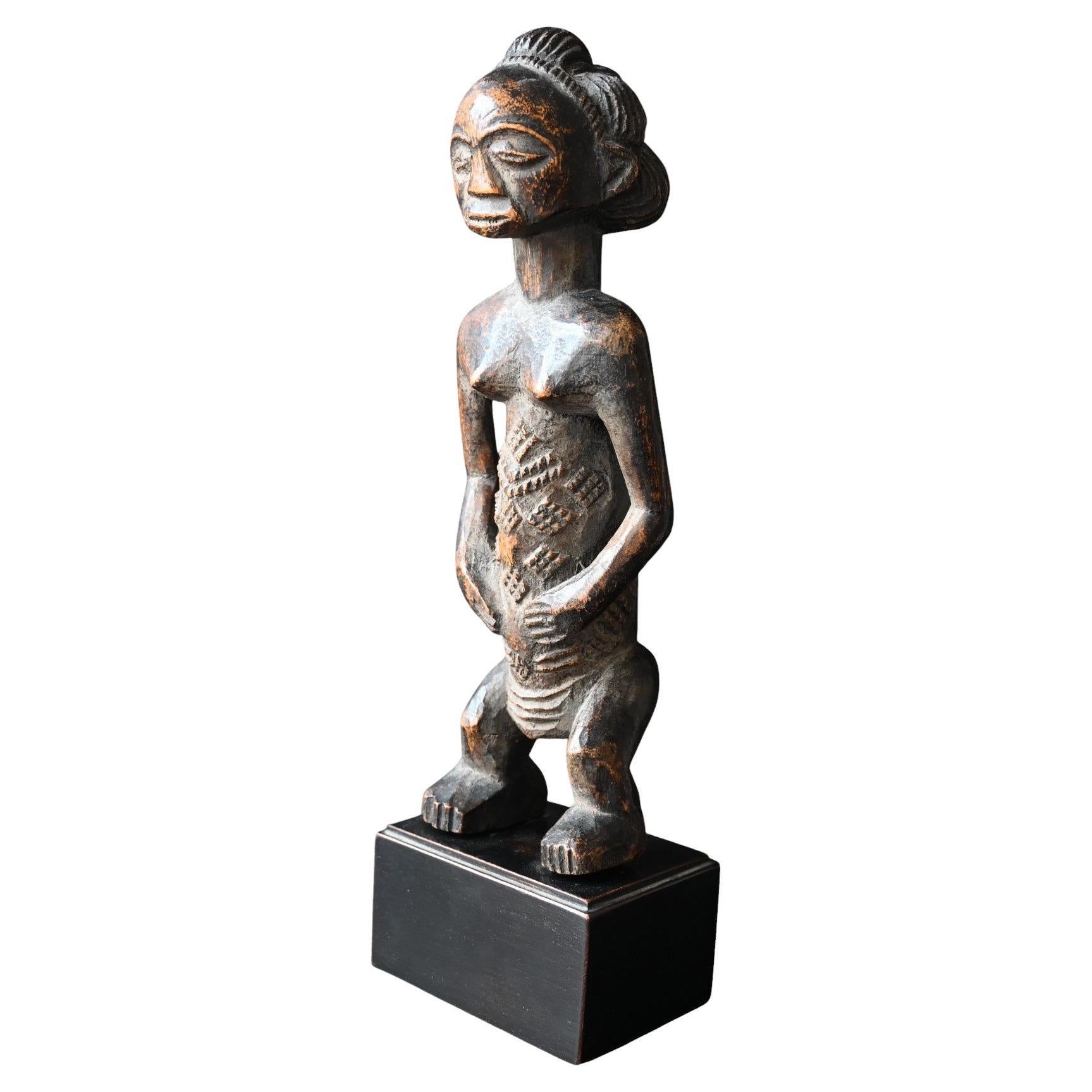 Figura femminile Luba (stile Kalundwe), Repubblica Democratica del Congo, inizio del XX secolo. in vendita