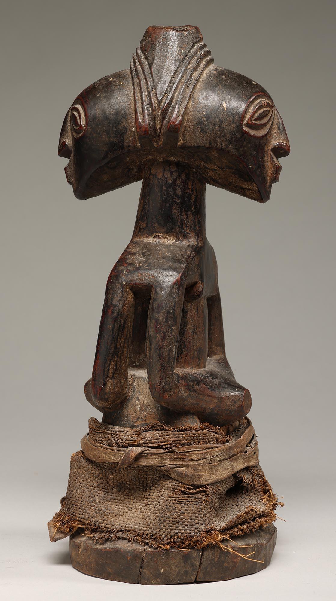 Luba Kabeja Janus Doppelfigur mit Rock, ex Irwin Hersey DRC Kongo, Afrika (Handgeschnitzt) im Angebot