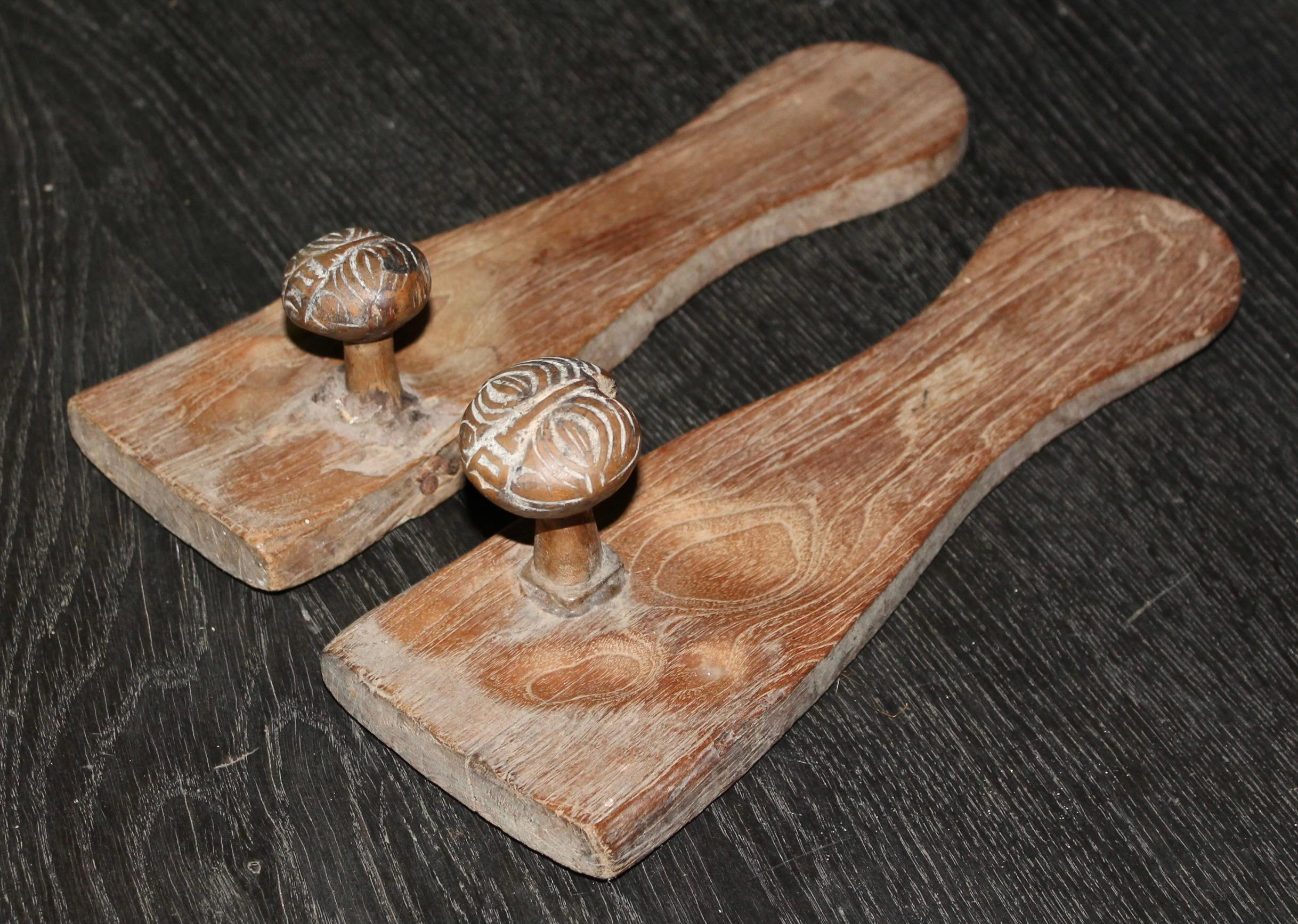 Raro par de sandalias africanas, con pequeña Luba bellamente articulada
'Kifwebe' (máscara) encabeza como sujeta dedos. Maravillosas 