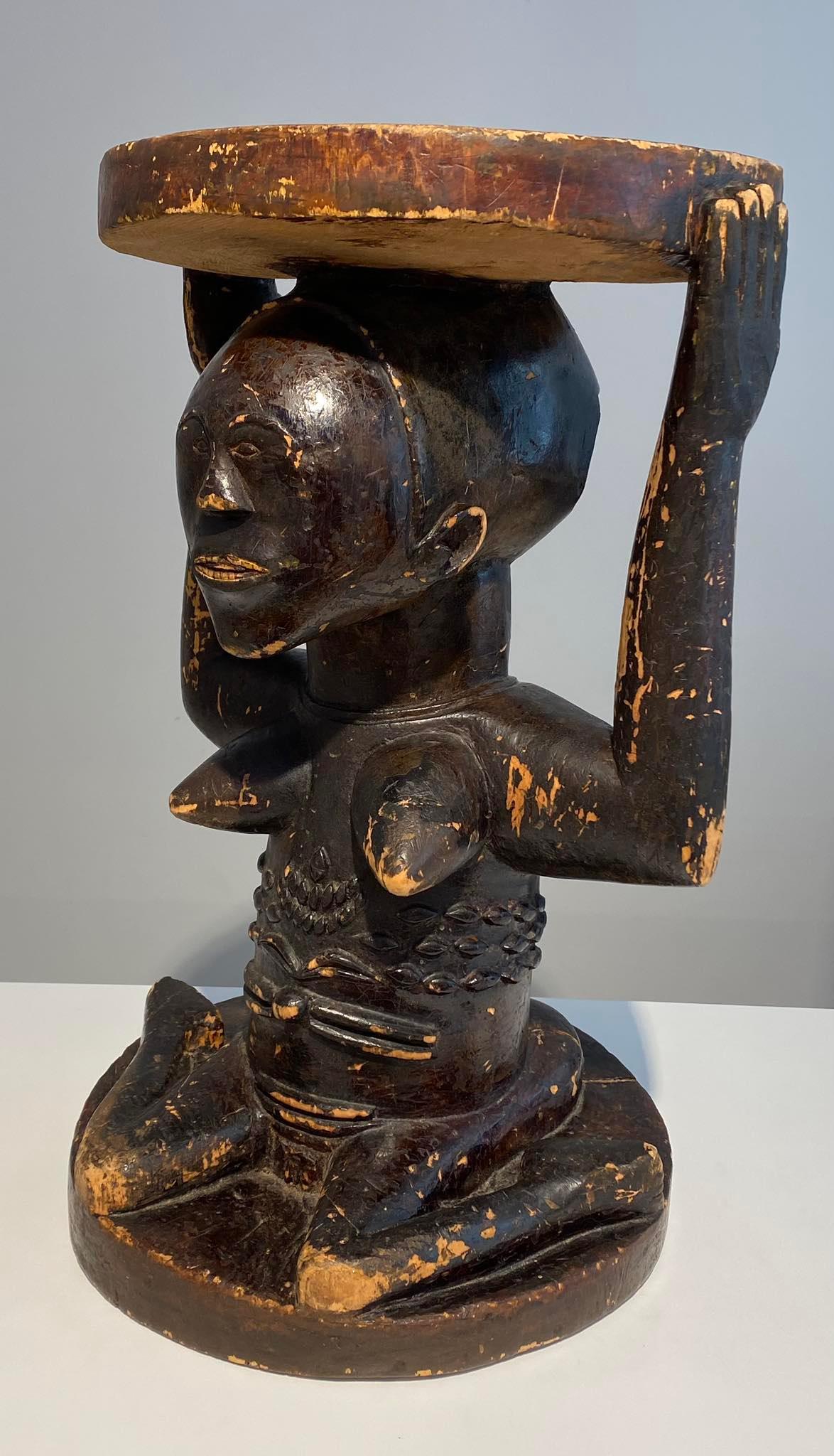 Ce tabouret cariatide royal Luba de la RD Congo Luba était au 19ème siècle utilisé comme emblème d'intronisation royale. Les chefs Luba remontent à une dynastie de rois sacrés, et les sièges royaux Luba sont censés reproduire un siège original