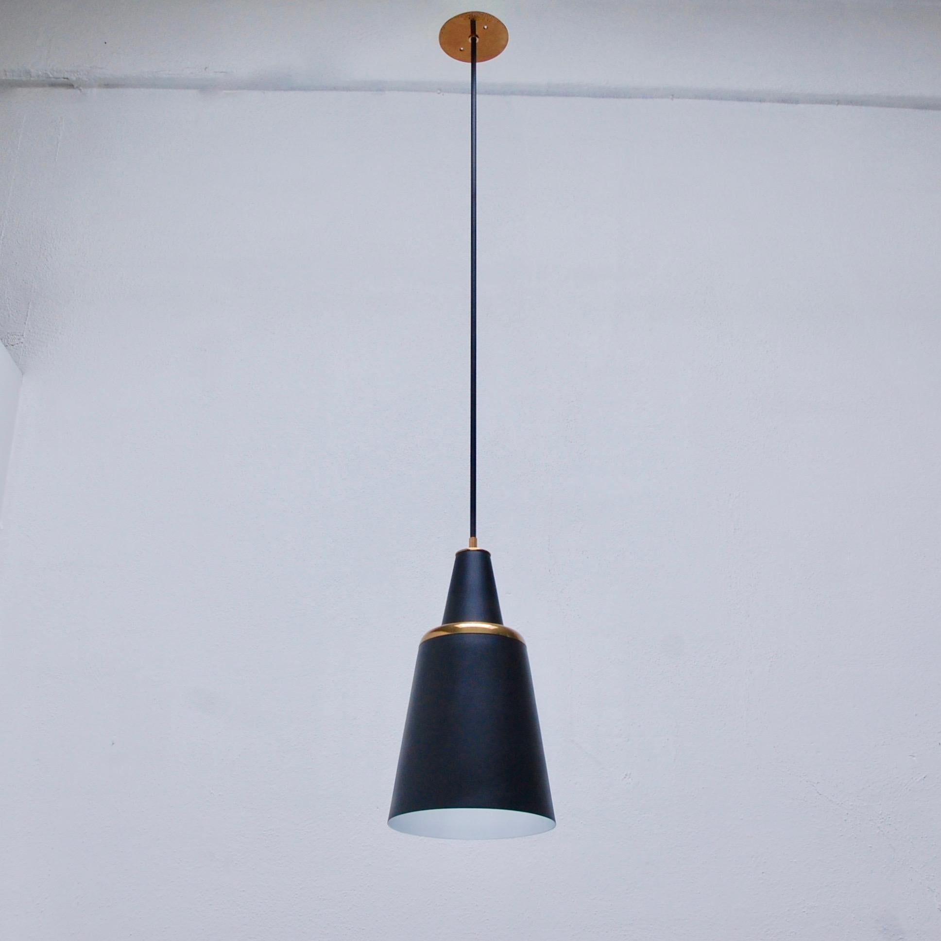 Descrizione: Pendente moderno LUbell di Lumfardo Luminaires. Realizzato su ordinazione. Finitura in ottone e alluminio verniciato. Finiture e OAD personalizzati possono essere realizzati su richiesta. Singola presa di corrente a base media E26 per