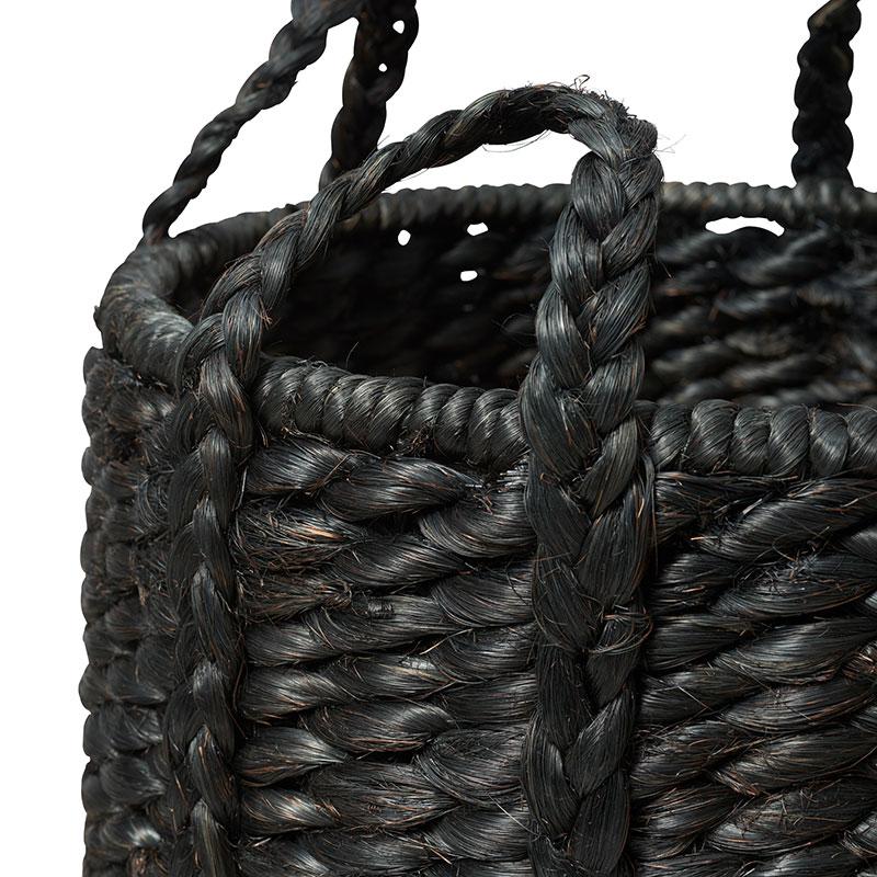 D'une texture saisissante, notre panier en abaca noir Lubid allie parfaitement forme et durabilité. Tissé à la main aux Philippines à partir d'abaca teint en noir, une fibre d'arbre résistante mais étonnamment douce au toucher, le tissage épais de
