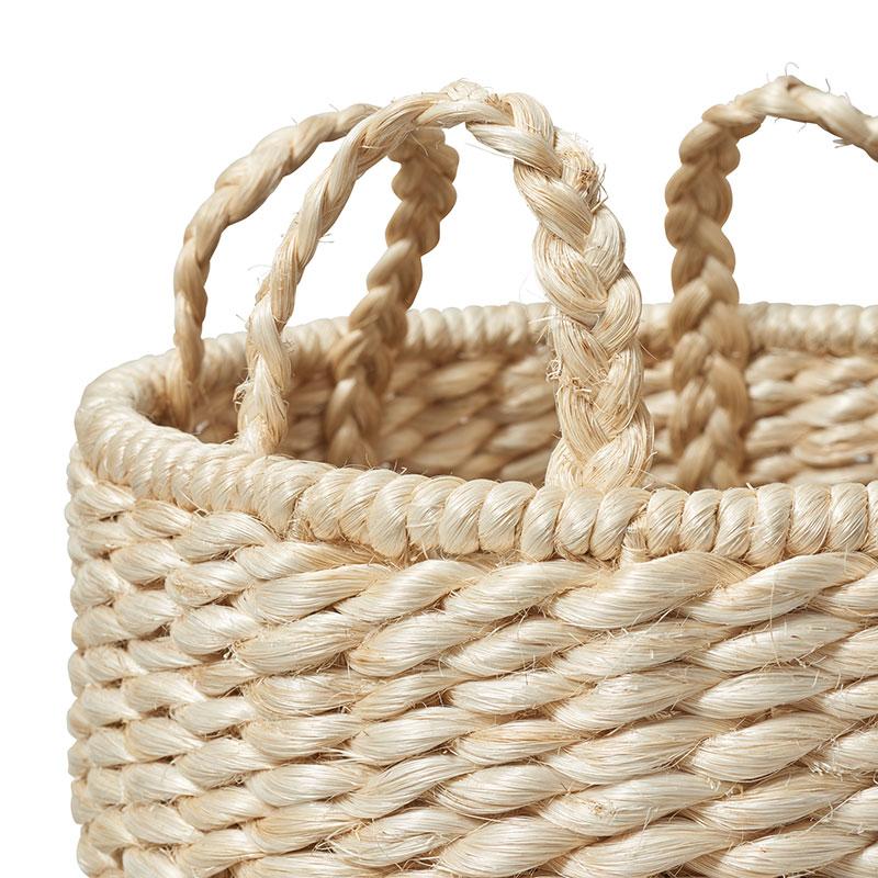 D'une texture saisissante, notre panier Lubid en abaca trempé noir combine parfaitement forme et durabilité. Tissé à la main aux Philippines à partir d'abaca naturel et teint, une fibre d'arbre résistante mais étonnamment douce au toucher, le