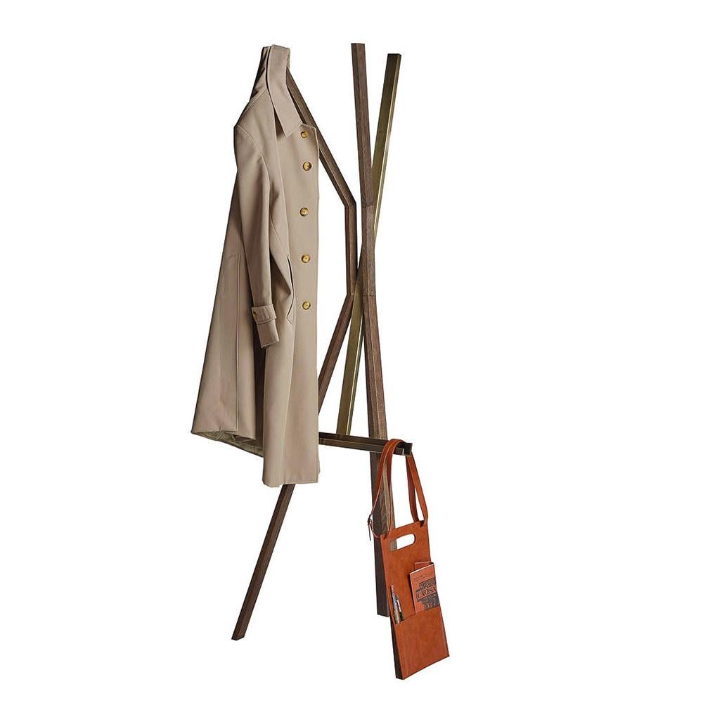 Coatrack Lubio Easel with structure in solid ash wood in
walnut stained finish and with solid brass easel and parts
in brushed bronze finish.