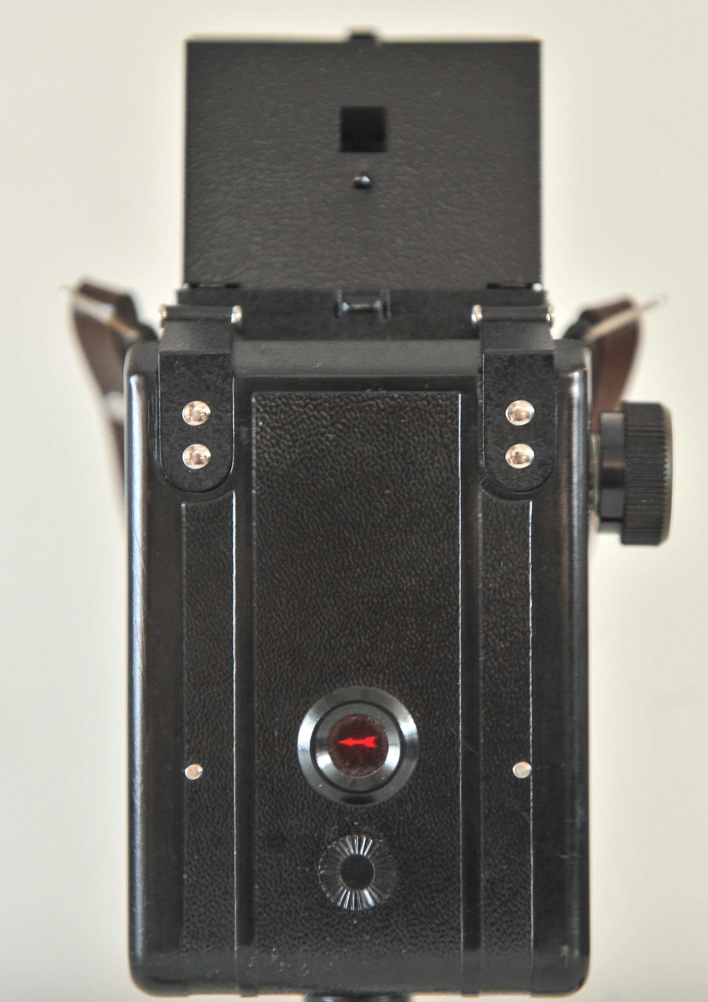 Russian Lubitel 2 Bakelite With LOMO T-22 75/4.5 Taking Lens Manufactured by OMO  For Sale