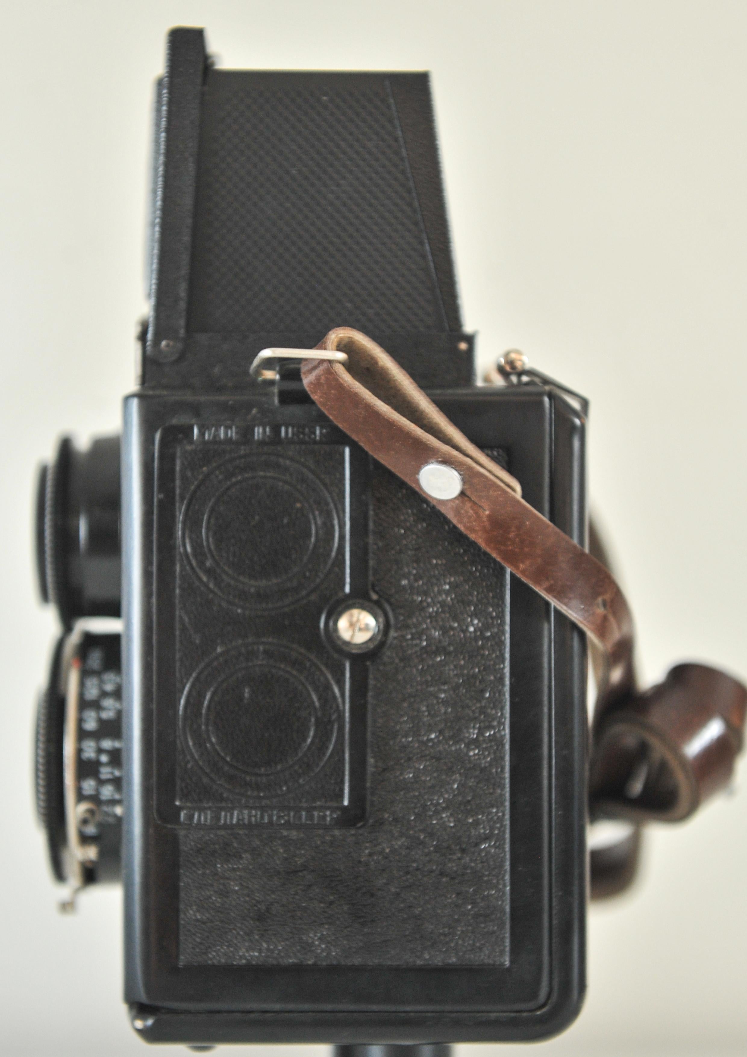 Lubitel 2 Bakelite With LOMO T-22 75/4.5 Taking Lens Manufactured by OMO  In Good Condition For Sale In High Wycombe, GB