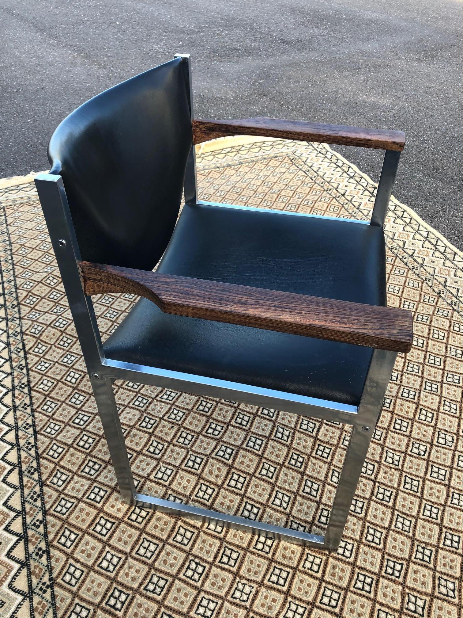 Nice model from the 1960s with rosewood armrests on a metal frame.