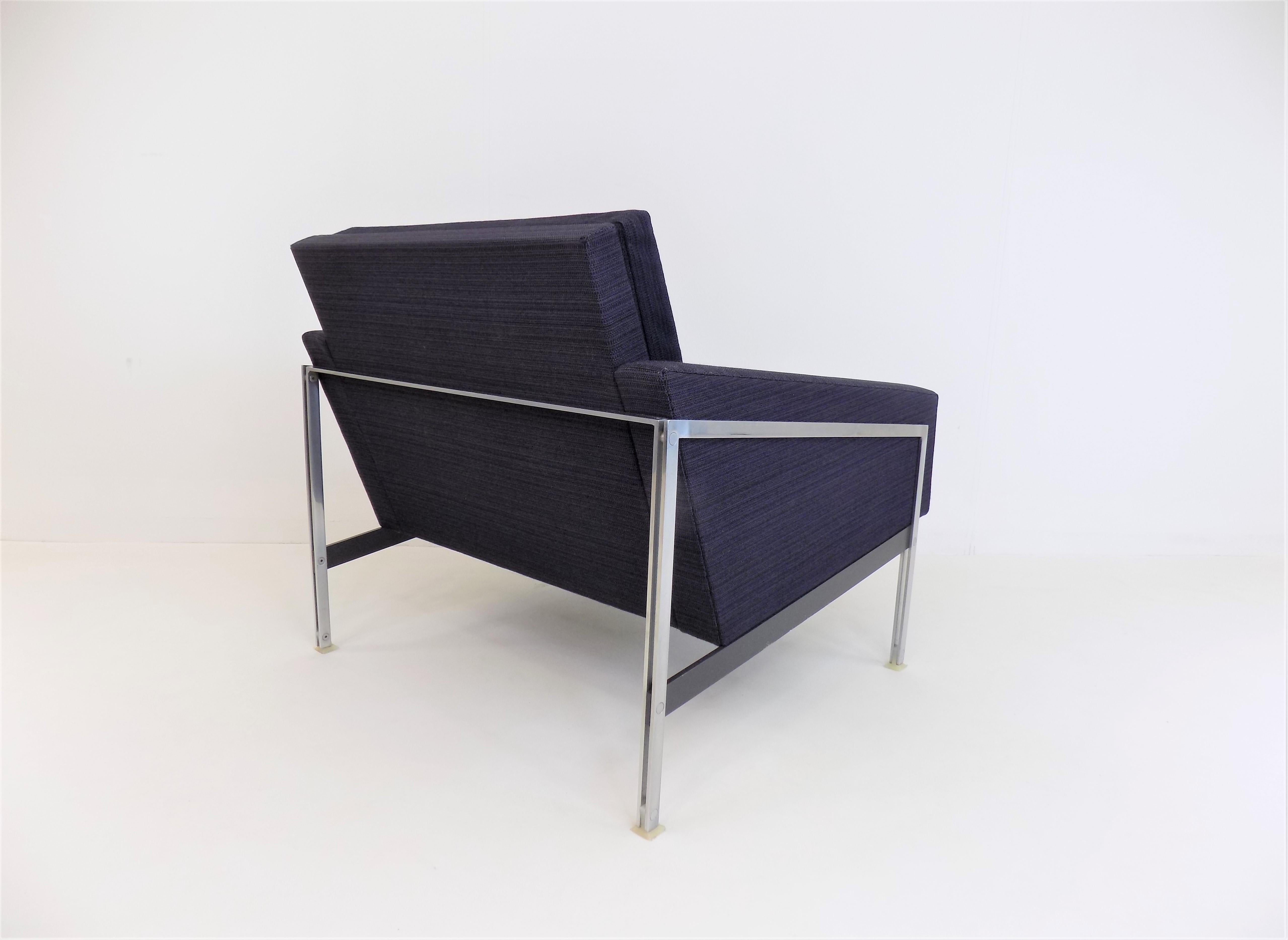 This very high quality lounge chair is in first class condition. The stainless steel frame, reminiscent of designs by Preben Fabricius & Jørgen Kastholm, and the high-quality fabric cover in midnight blue and dark purple show hardly any signs of