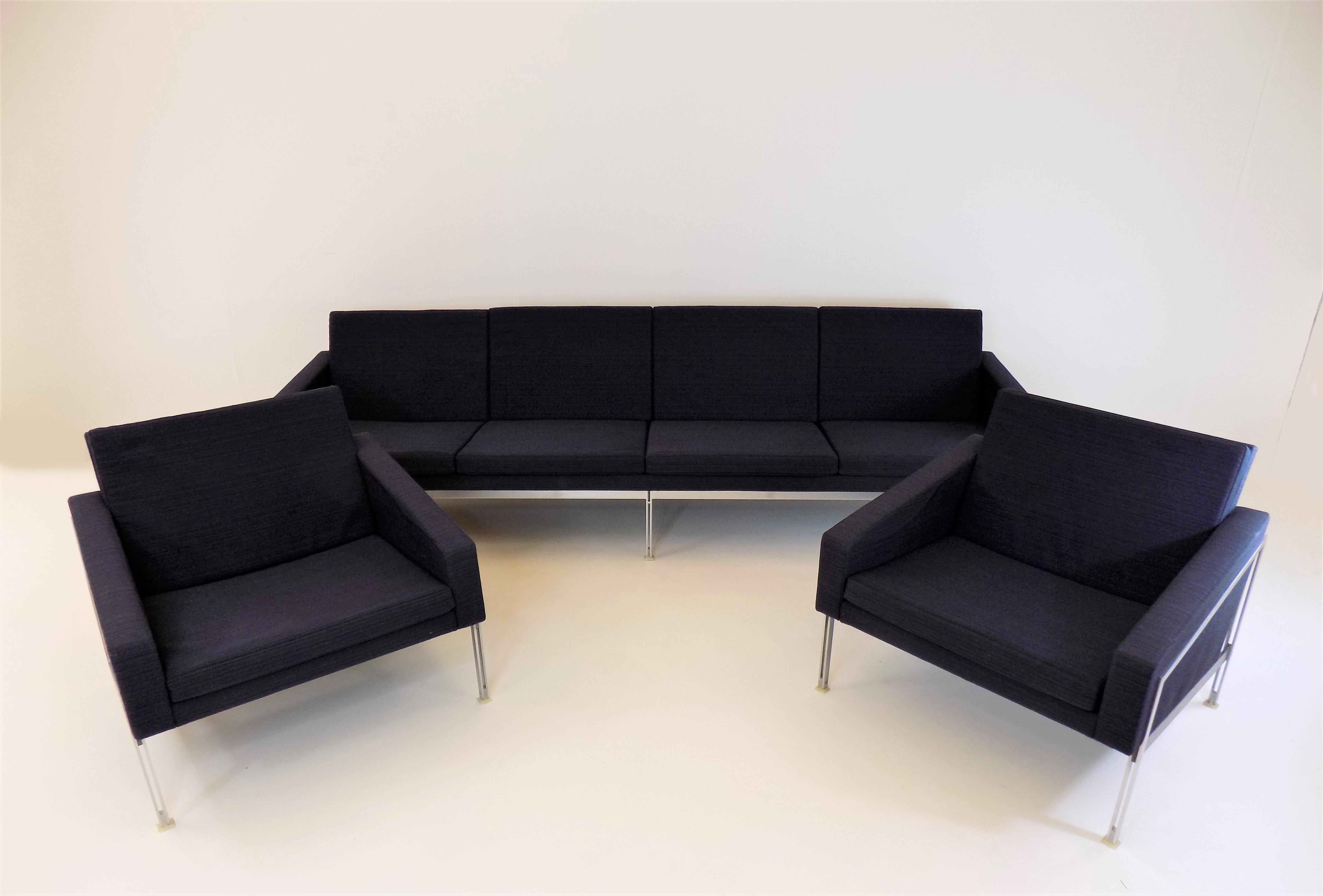 This very high-quality manufactured seating group consists of a 4-seater sofa and 2 armchairs and is in excellent condition. The style of designs by Preben Fabricius & Jørgen Kastholm reminiscent stainless steel frame, as well as the high-quality