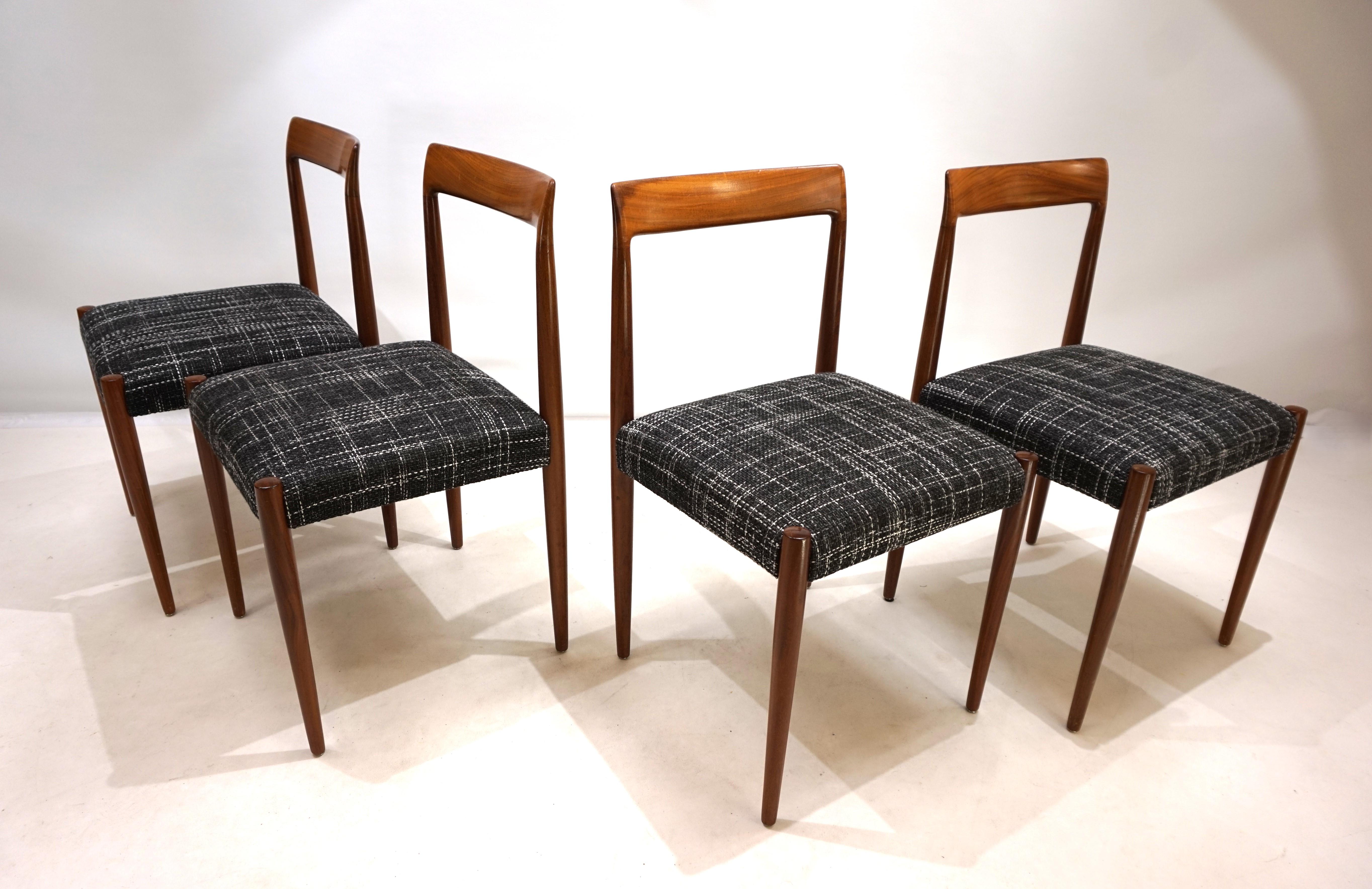 Il set di quattro sedie da sala da pranzo in teak colpisce per il colore attraente del legno ed è in ottime condizioni. Le gambe delle sedie presentano alcuni minimi segni di usura. I sedili sono stati ridipinti e imbottiti con un tessuto di alta