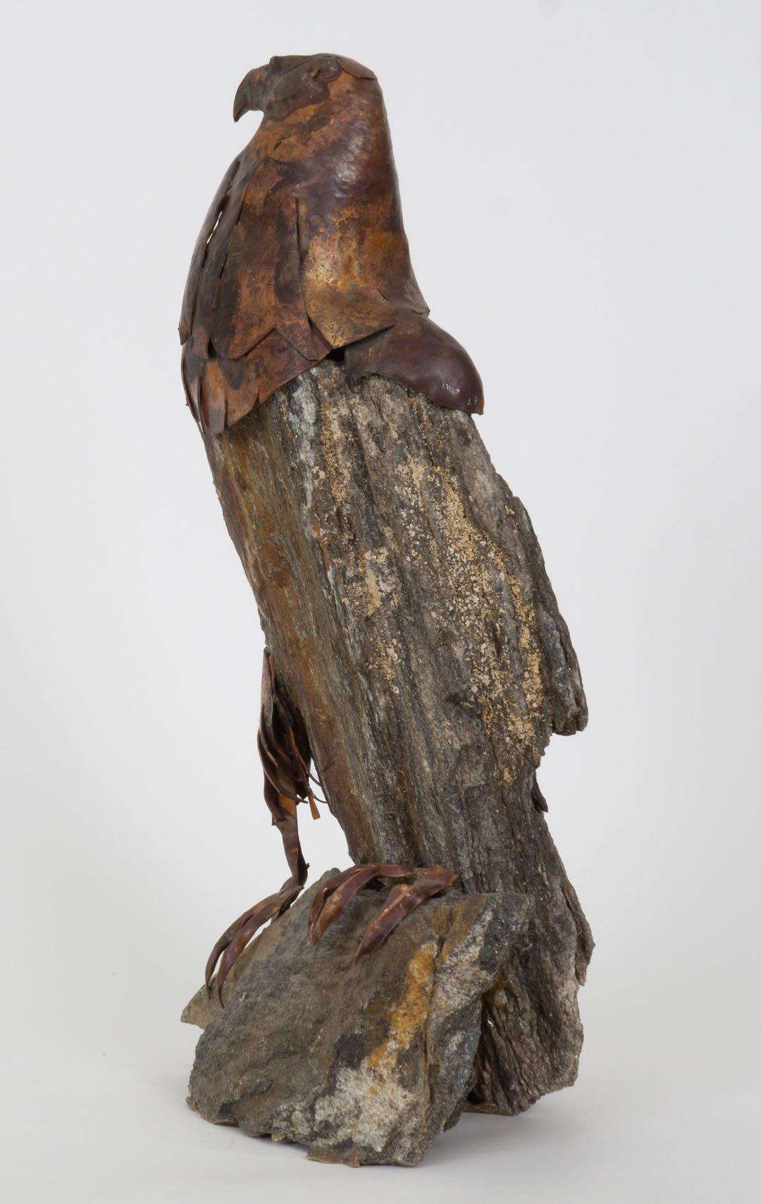 Aquila in pietra e rame del XX secolo, scultura di animale/uccello - Sculpture di Lubomir Tomaszewski