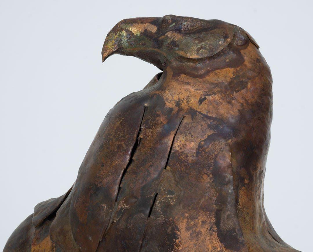 Lubomir Tomaszewski (polacco-americano, 1923-2018)
Aquila
Pietra e rame
Firmato sul retro
18 x 11 x 7 pollici

Lubomir Wojciech Tomaszewski era un pittore, scultore e designer polacco-americano nato a Varsavia, in Polonia. 

Figlio di Lubomir e