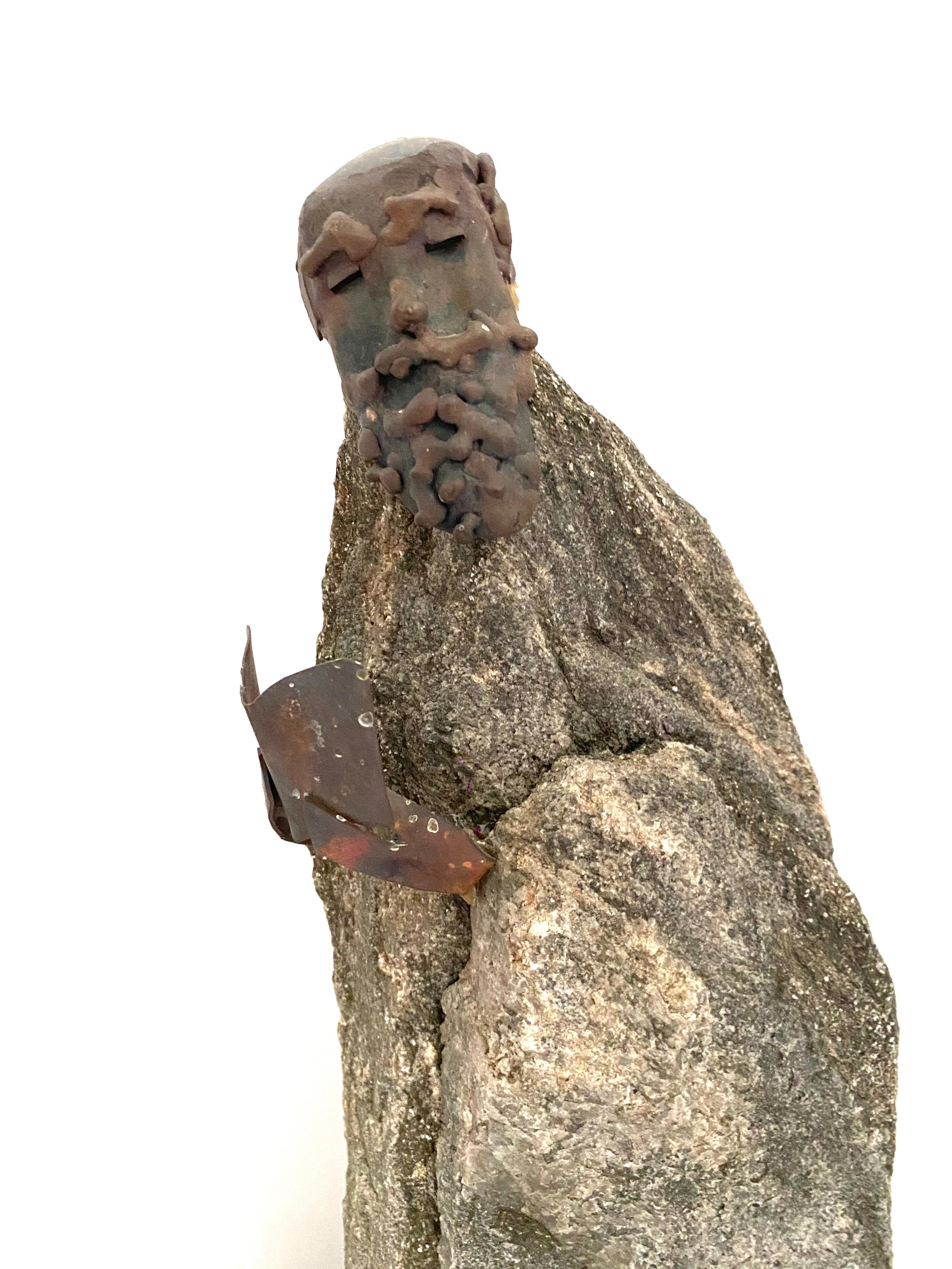 Polnische Skulptur Granitstein, Metall Judaica Jewish Holocaust Memorial Art (Braun), Figurative Sculpture, von Lubomir Tomaszewski