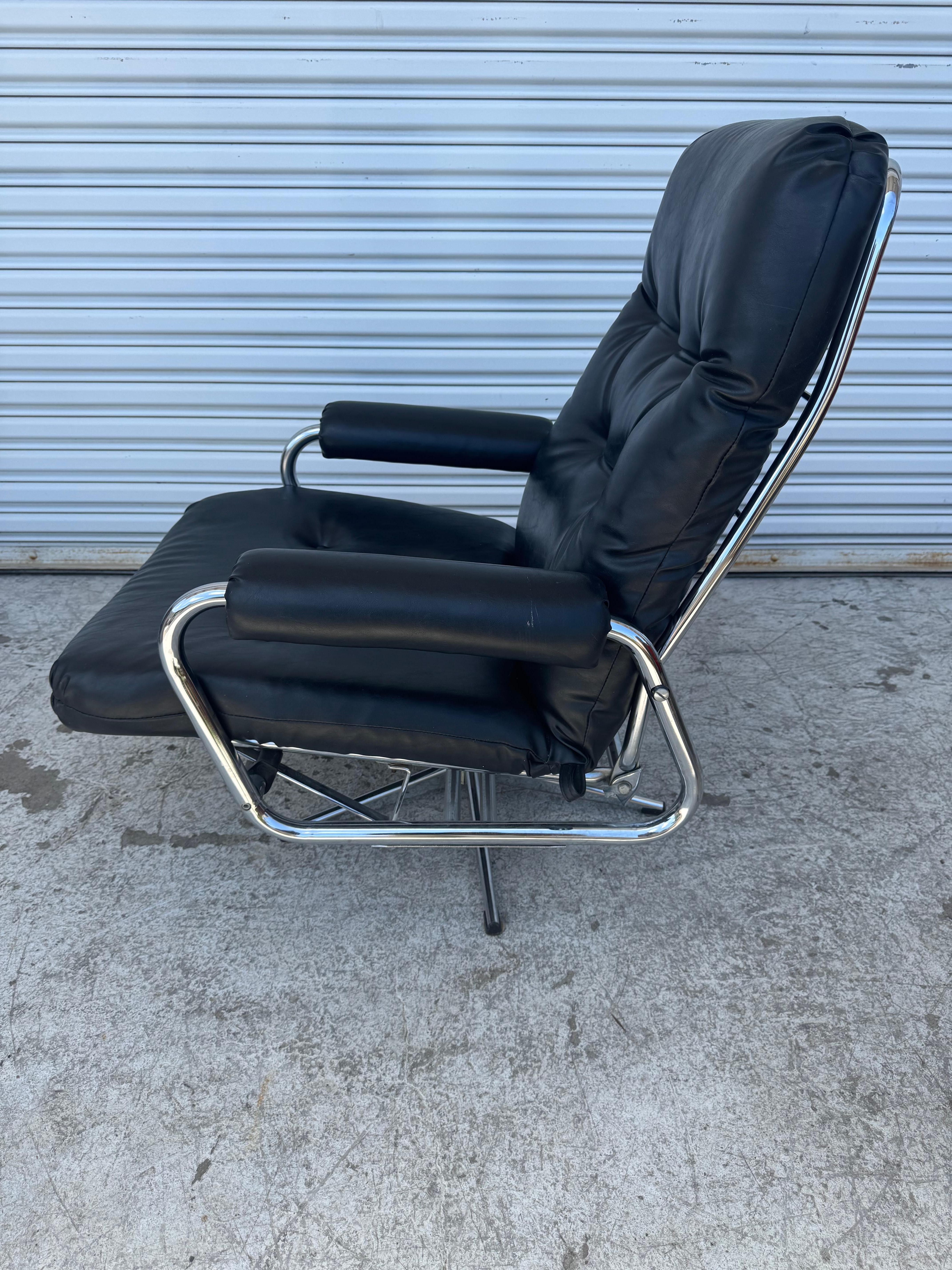 Dieser Stuhl verfügt über das Easy-Gliding-System. Es wird von der deutschen Firma Lubra hergestellt. Er ist mit viel poliertem Chrom und getuftetem Leder ausgestattet. Er ist drehbar und neigbar. 