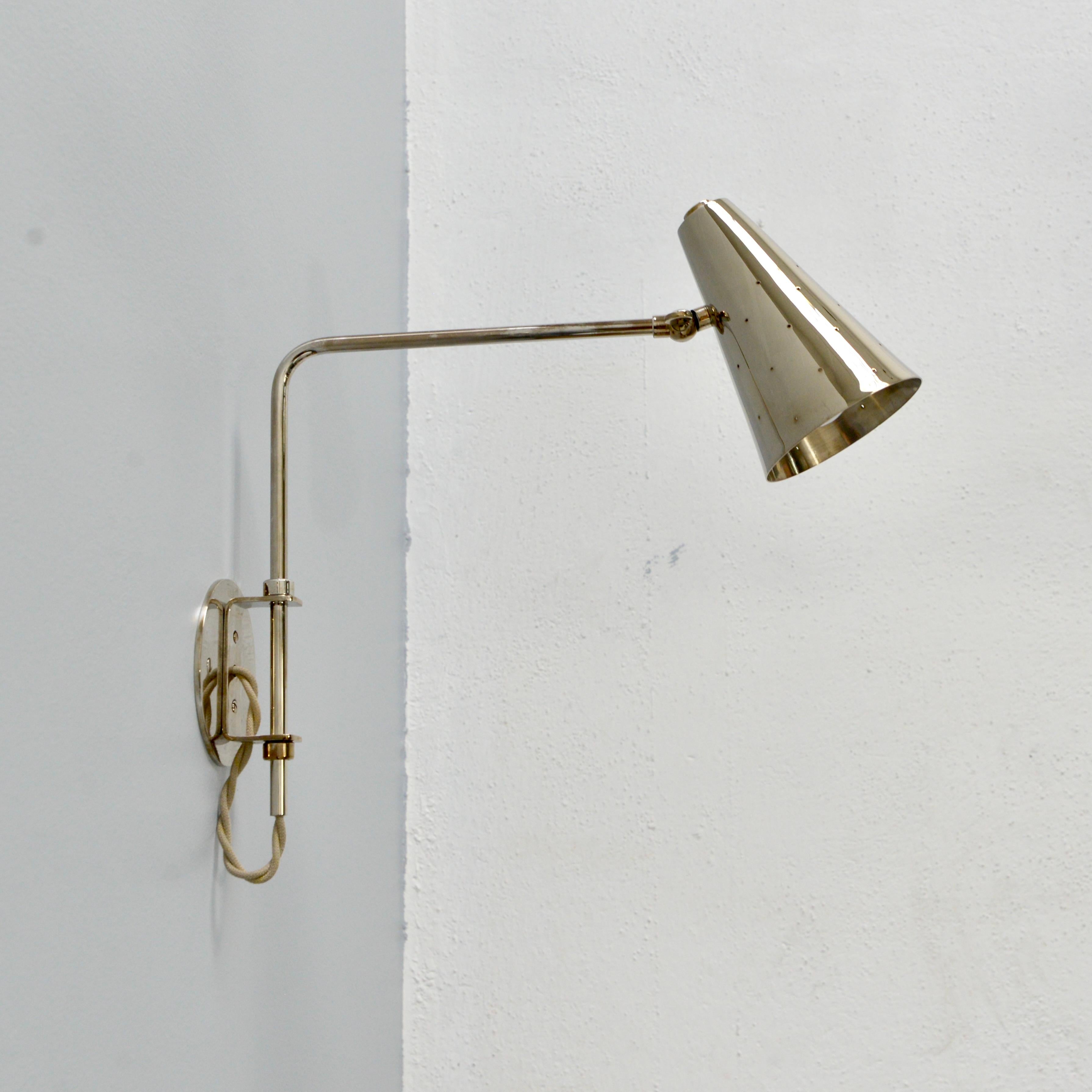 Questa applique LUbrary in argento invecchiato fa parte della collezione contemporanea Lumfardo Luminaires. L'applique può essere personalizzata con dimensioni diverse e ordinata per essere collegata a un cavo o come plug-in, con un interruttore sul