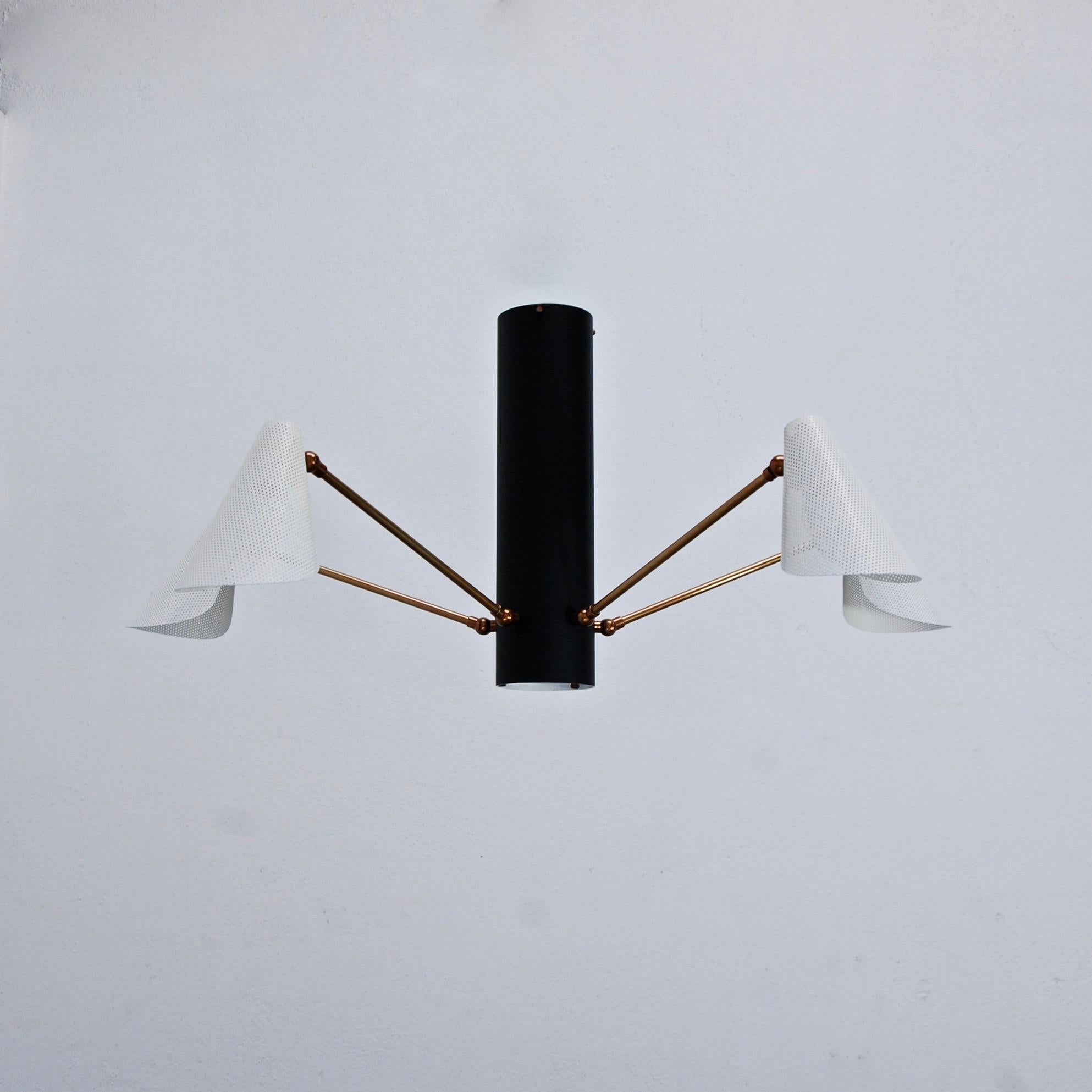 Il meraviglioso apparecchio da incasso a soffitto LUbrd a 6 bracci di Lumfardo Luminaires fa parte della nostra collezione contemporanea. Questa versione BBI del LUbrd è realizzata con paralumi in acciaio perforato color avorio che si articolano e