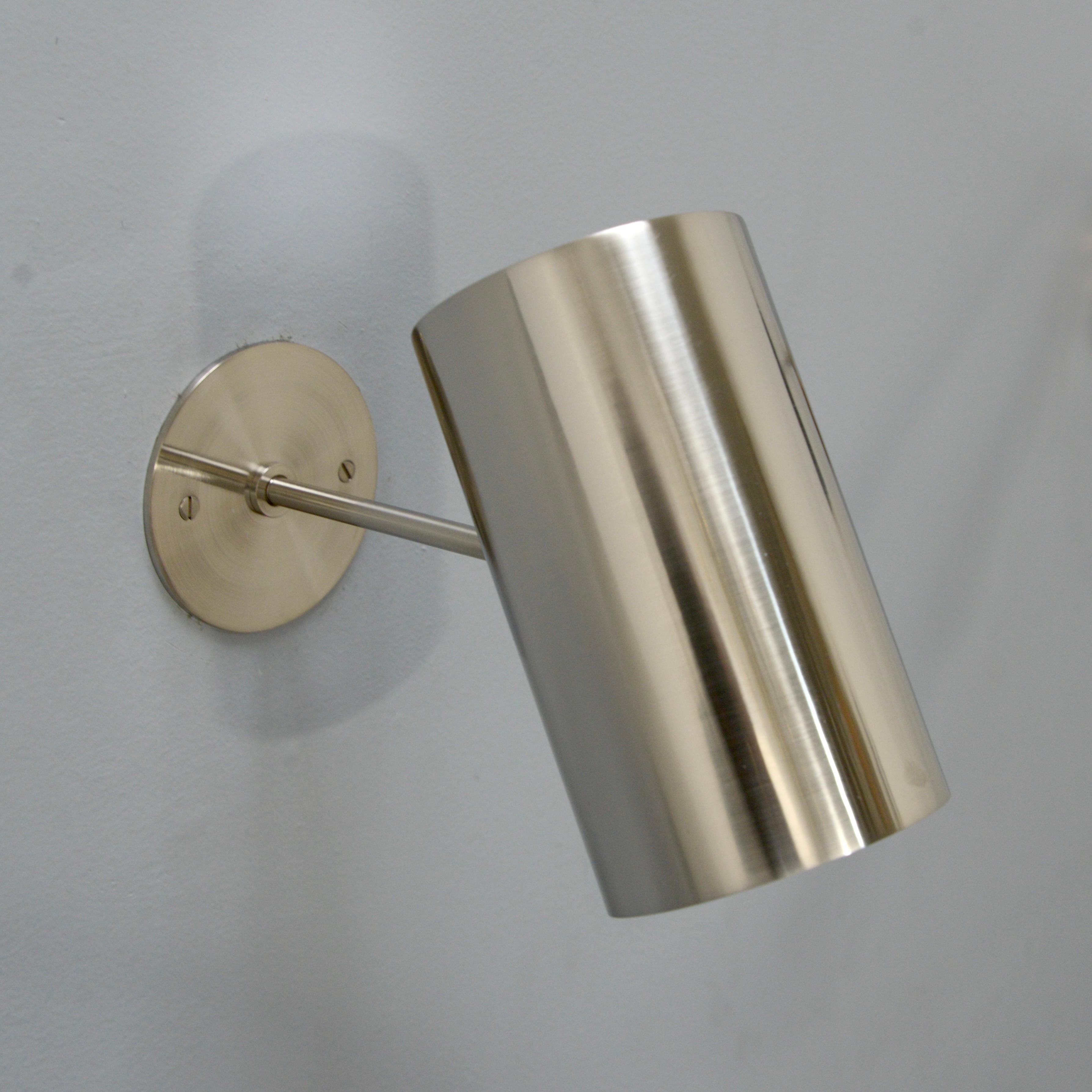 Parte de nuestra colección contemporánea Lumfardo Luminaires, este LUbular  es una lámpara de lectura direccional en acabado níquel satinado. Un enchufe E26 por aplique. Potencia máxima de 75 vatios por aplique. La placa trasera de 4