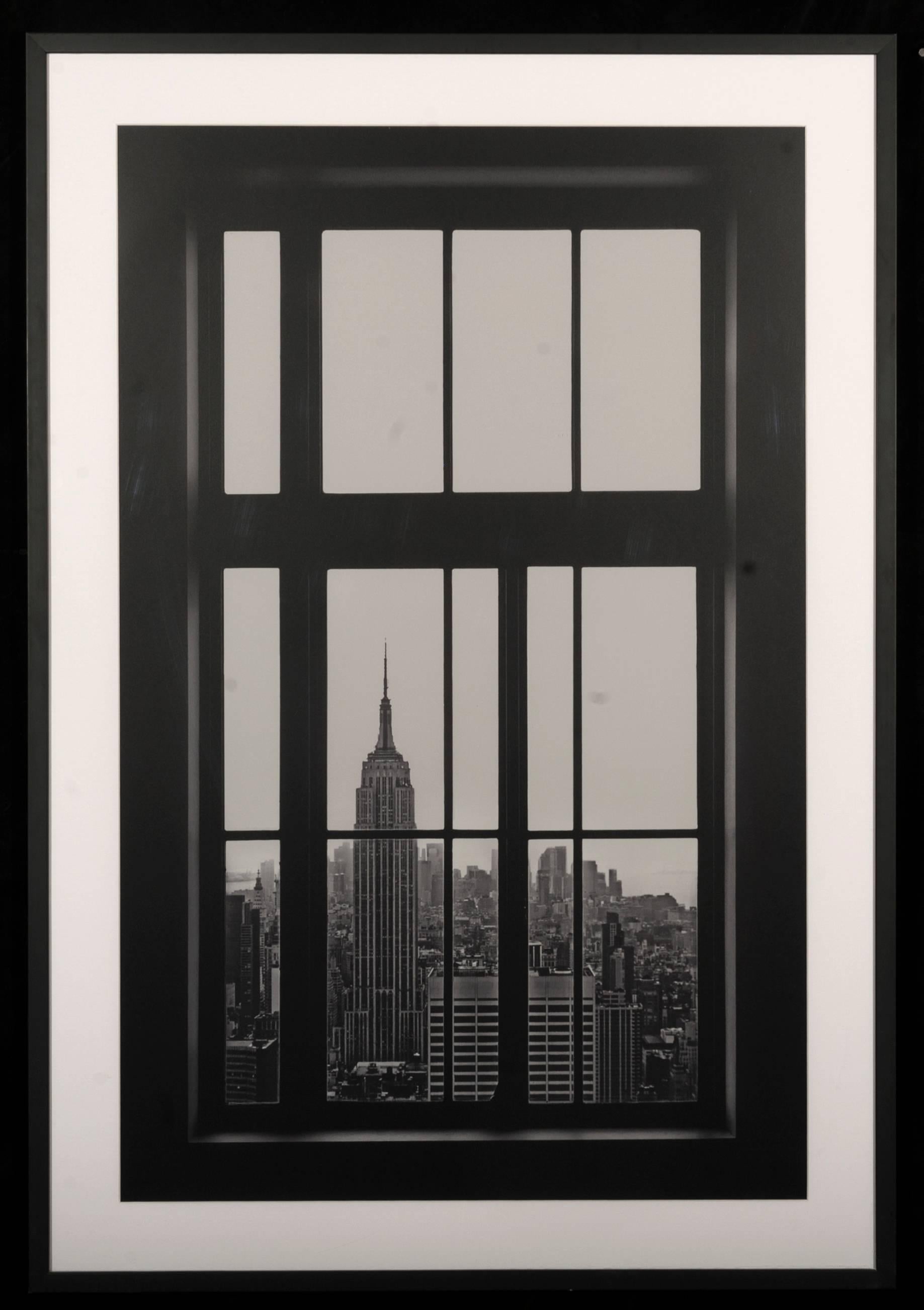 "Windows IV" - Vertical photograph of New York in black and white. - Photograph by Luc Dratwa