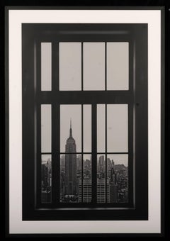 „“ Windows IV““ – vertikale Fotografie von New York in Schwarz-Weiß.