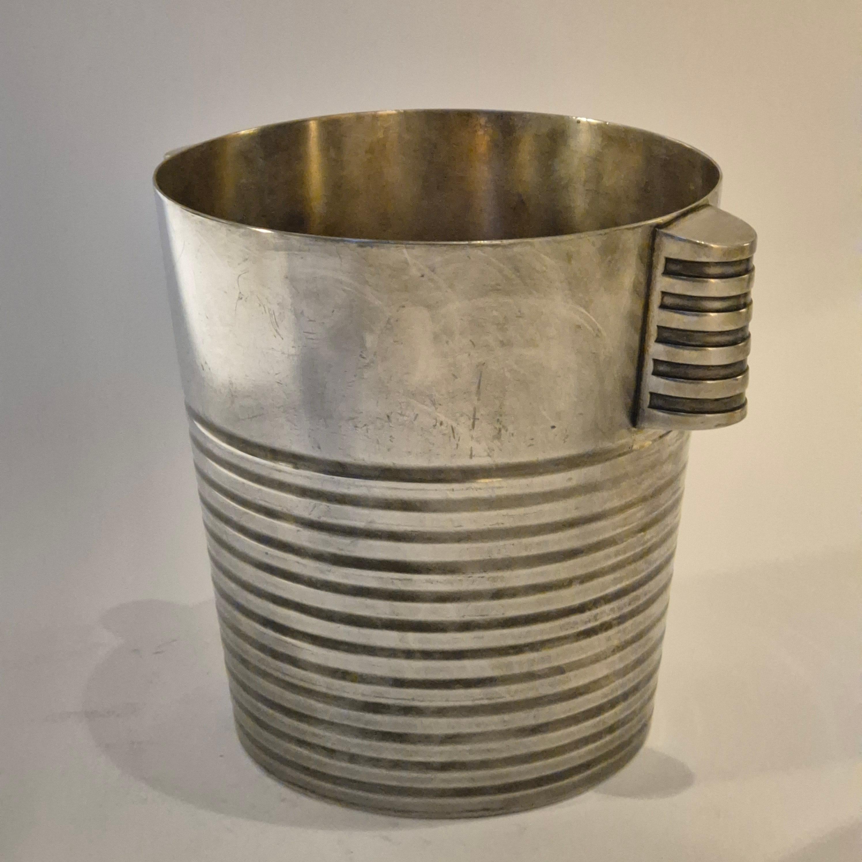 Luc Lanel (1893-1966) è stato direttore artistico di Christofle dal 1922 al 1942, 

Questo raro e bellissimo refrigeratore per vini in stile Art Déco, modello 
