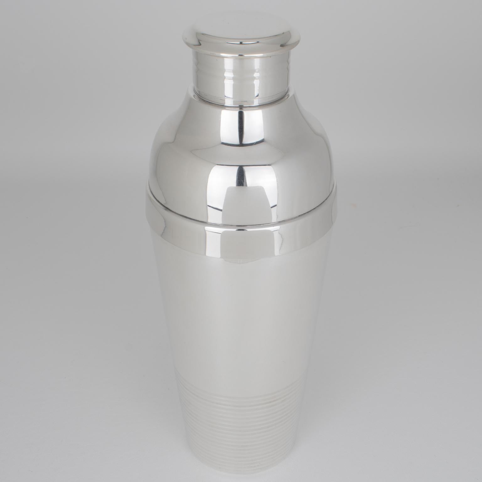 Questo elegante shaker cilindrico per cocktail o Martini in argento Art Déco degli anni '30 è stato progettato dall'argentiere Christofle come parte della gamma Gallia della collezione 