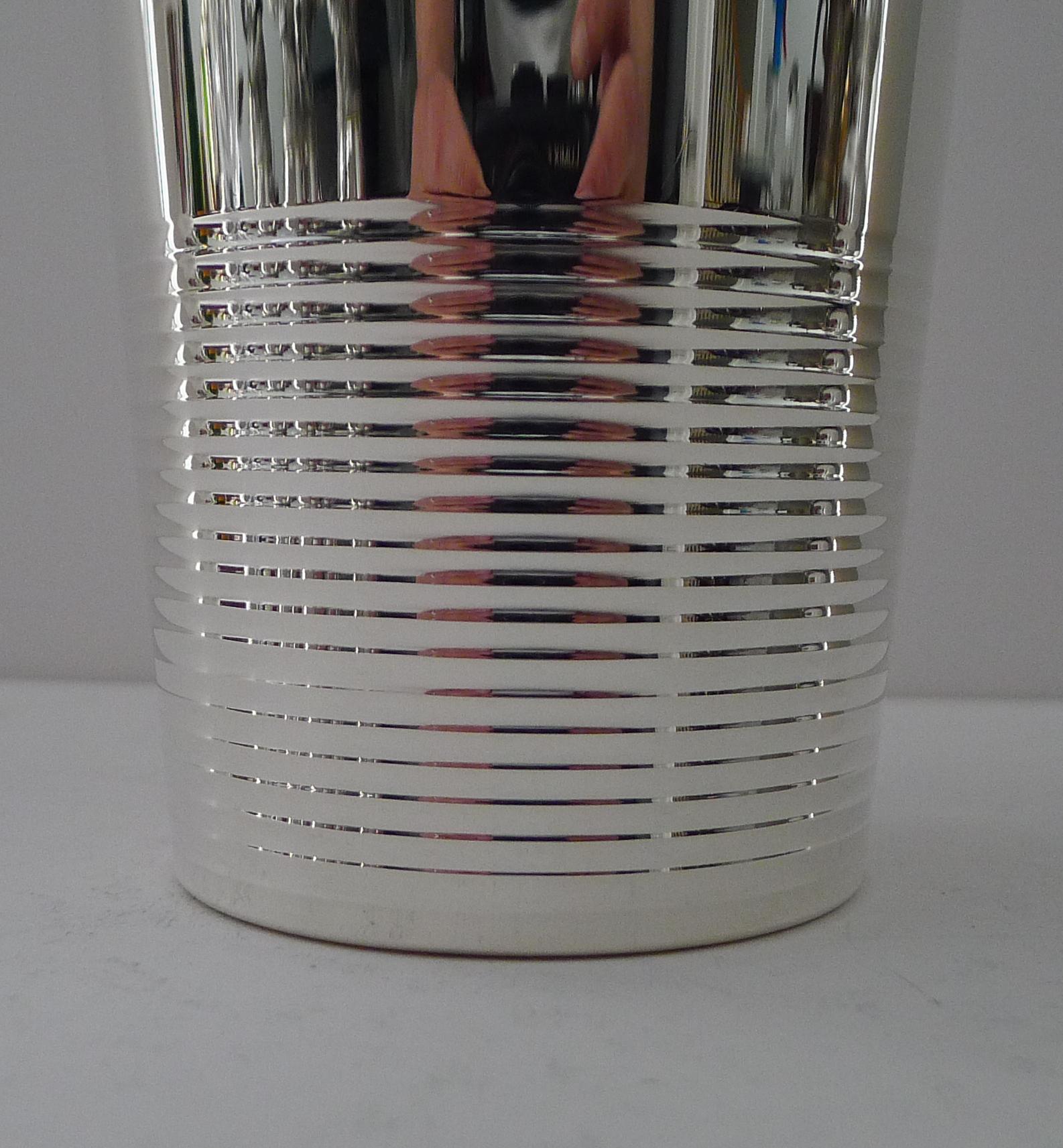 Ein schöner, versilberter Art-Deco-Cocktailshaker der hochwertigen Silberschmiede Christofle aus der Serie Gallia im Ondulations-Design.

Dieses Design wurde von dem Designer Luc Lanel für den Luxusliner SS Normandie entworfen. Die Passagierräume