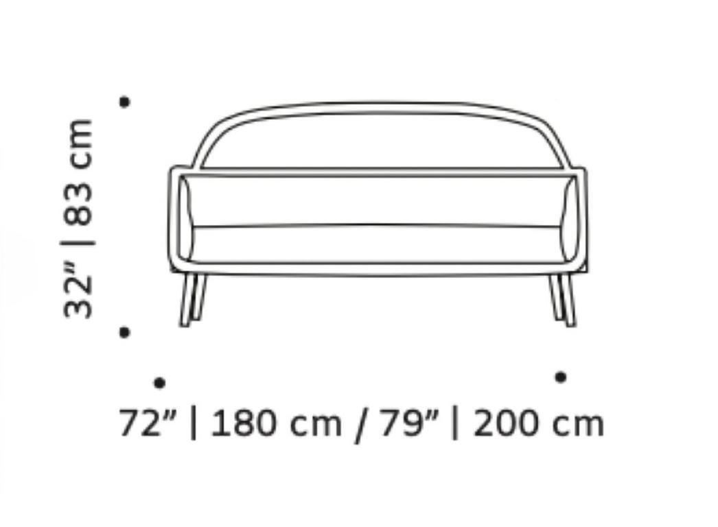 Das Luc Settee mit seinen einladenden Rundungen und einer bequemen Sitzgelegenheit. Handgefertigt aus einem massiven Holzgestell, einer Rückenlehne aus natürlichem Rattan und einer weichen, bequemen Samtpolsterung. Das Luc Settee ist in